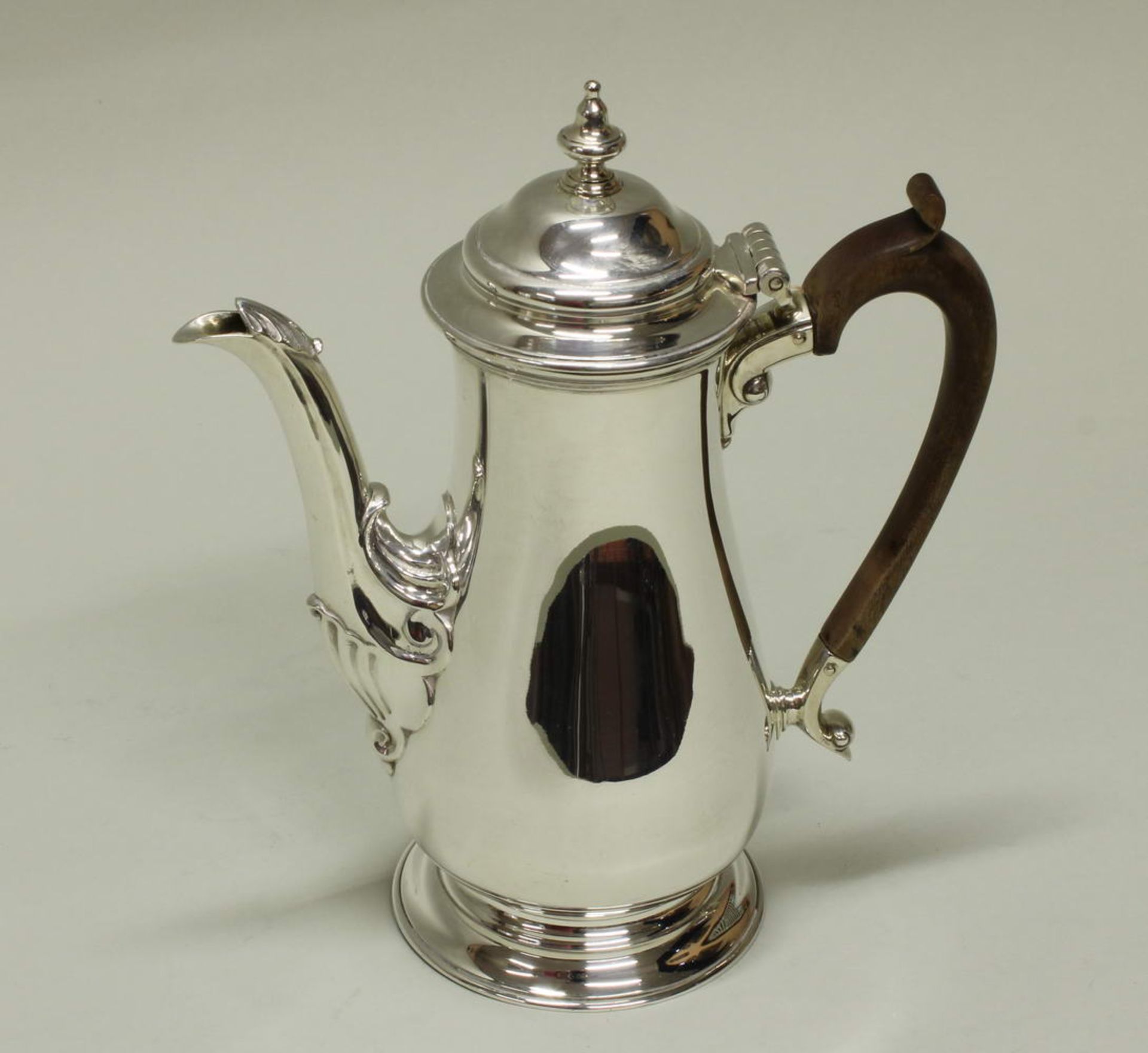 Kaffeekanne, Silber 925, Sheffield, 1931, Harrison Brothers & Howson, glattes Gefäß auf Standring, - Image 2 of 2
