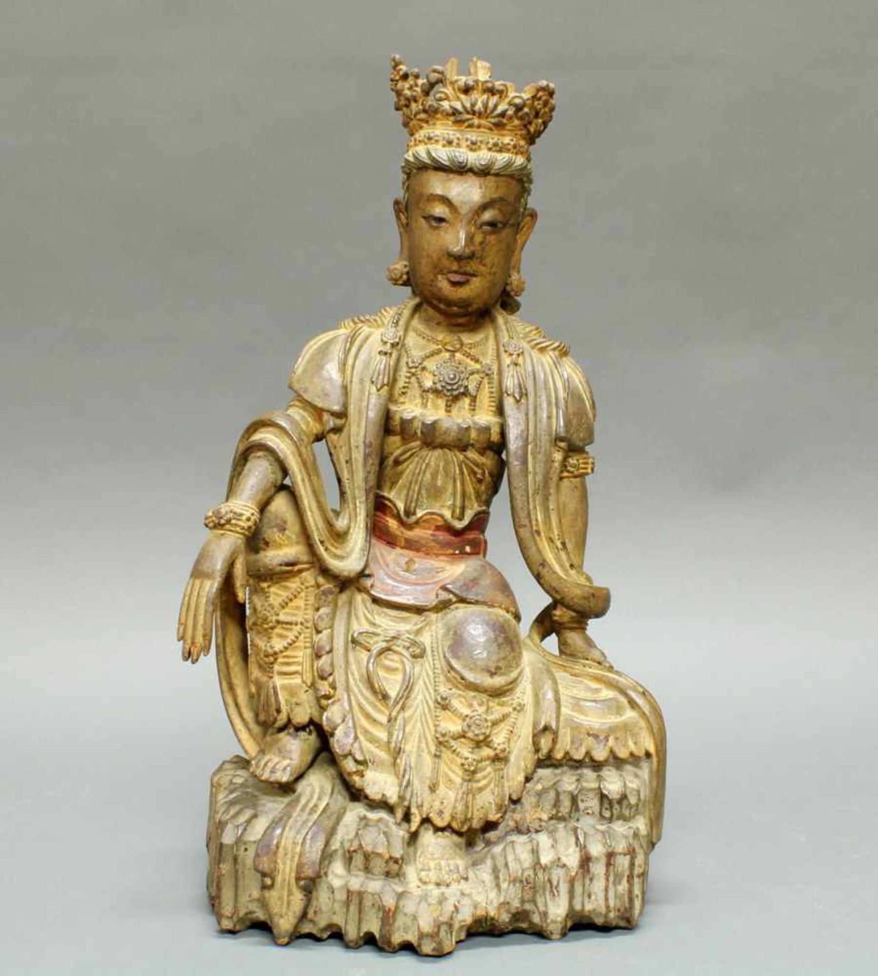 Figur, "Sitzende Guanyin auf einem Felsen", China, 19./20. Jh., Holz, geschnitzt, Reste farbiger