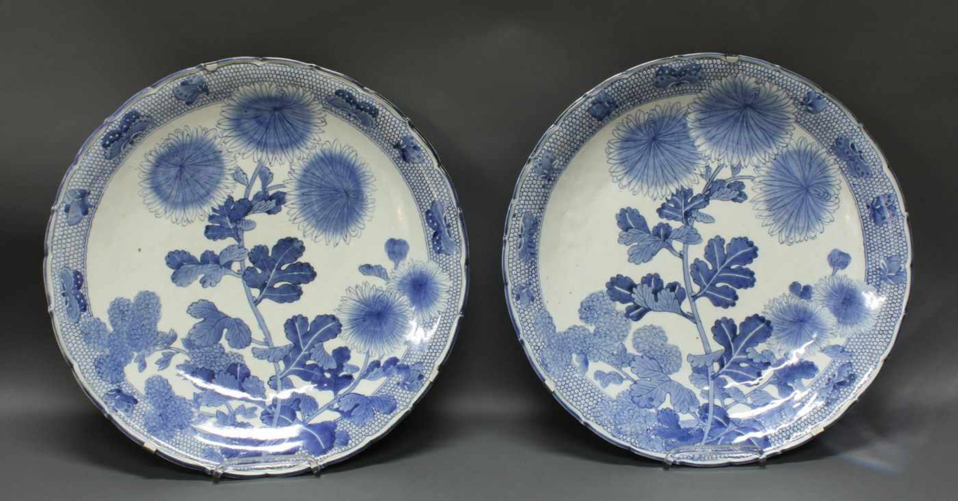 Paar Platten, Japan, Meiji, um 1900, Porzellan, Blaudekor mit großen Chrysanthemenstauden, am