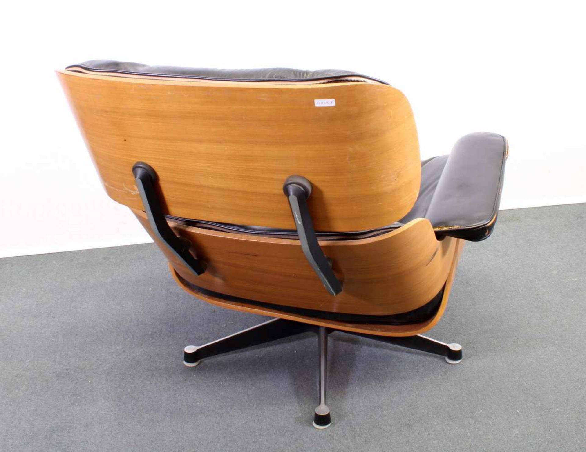 Lounge-Chair, Entwurf von Charles & Ray Eames 1956, schwarzer Lederbezug, Palisanderschale, starke - Bild 3 aus 6