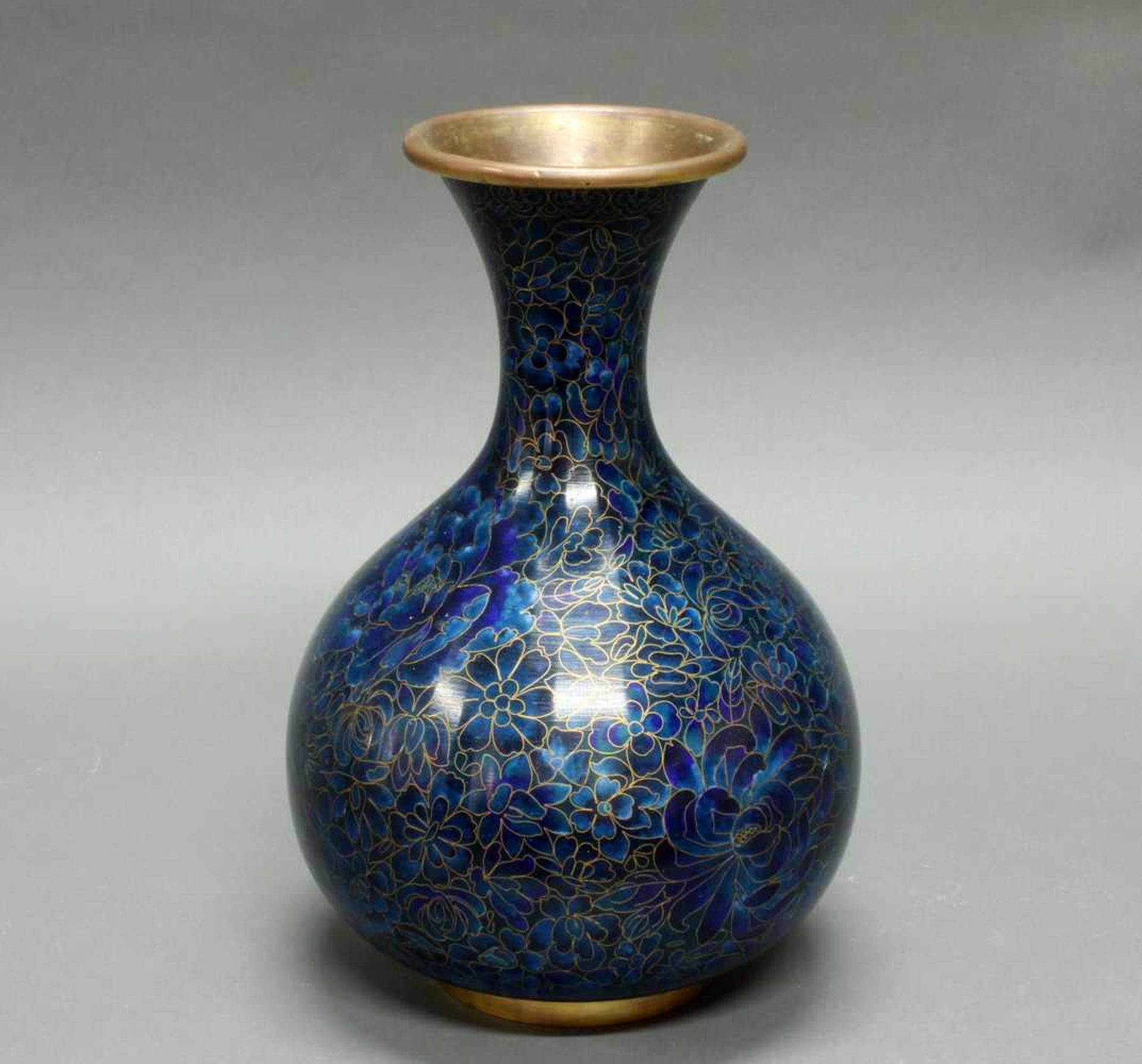 Vase, China, 20. Jh., Cloisonné, blauer Floraldekor, Flaschenform, 31 cm hoch- - -25.00 % buyer's - Bild 2 aus 2