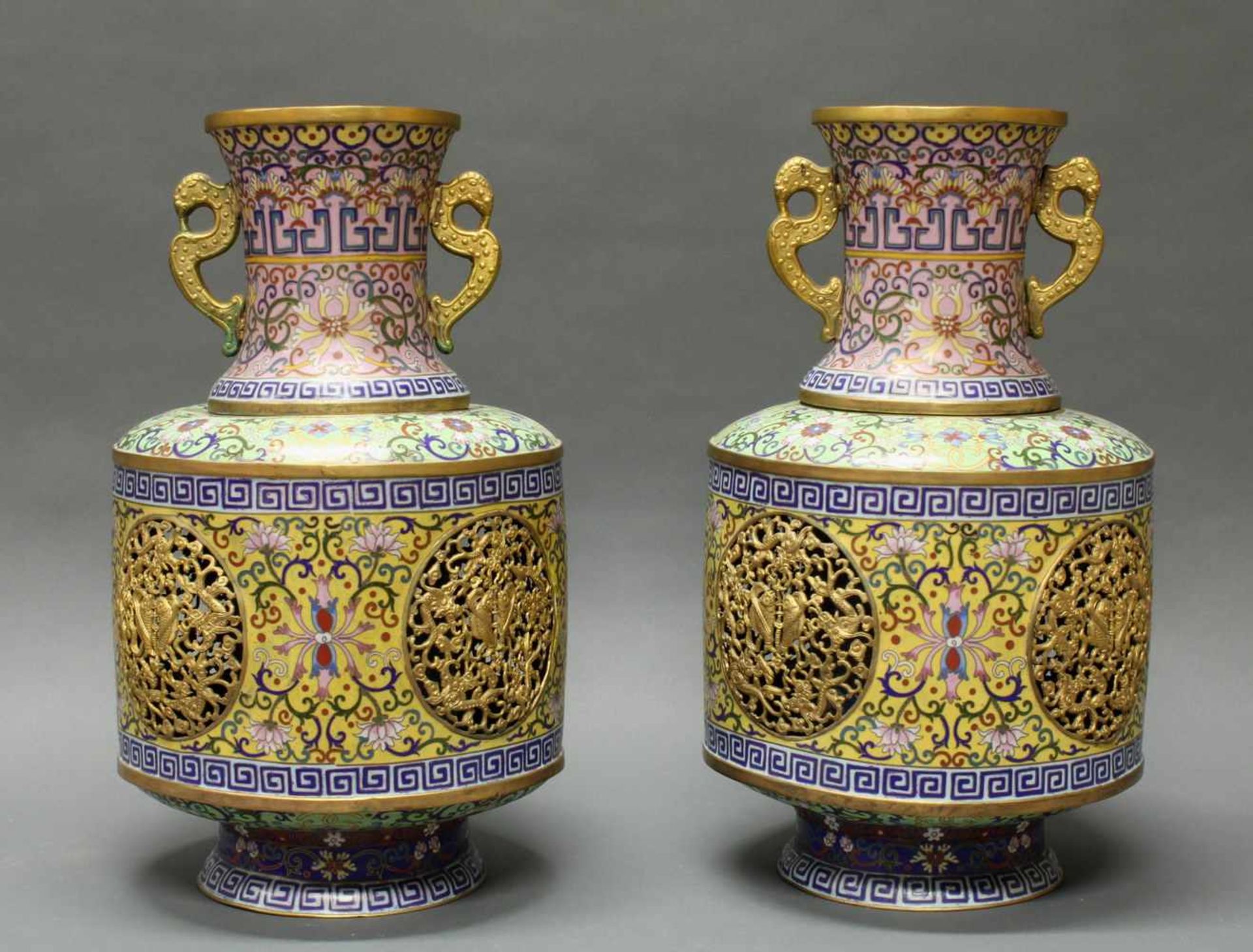 Paar Vasen, China, um 1900, Cloisonné, doppelwandig, auf niedrigem Fuß, trommelförmiger Korpus, vier