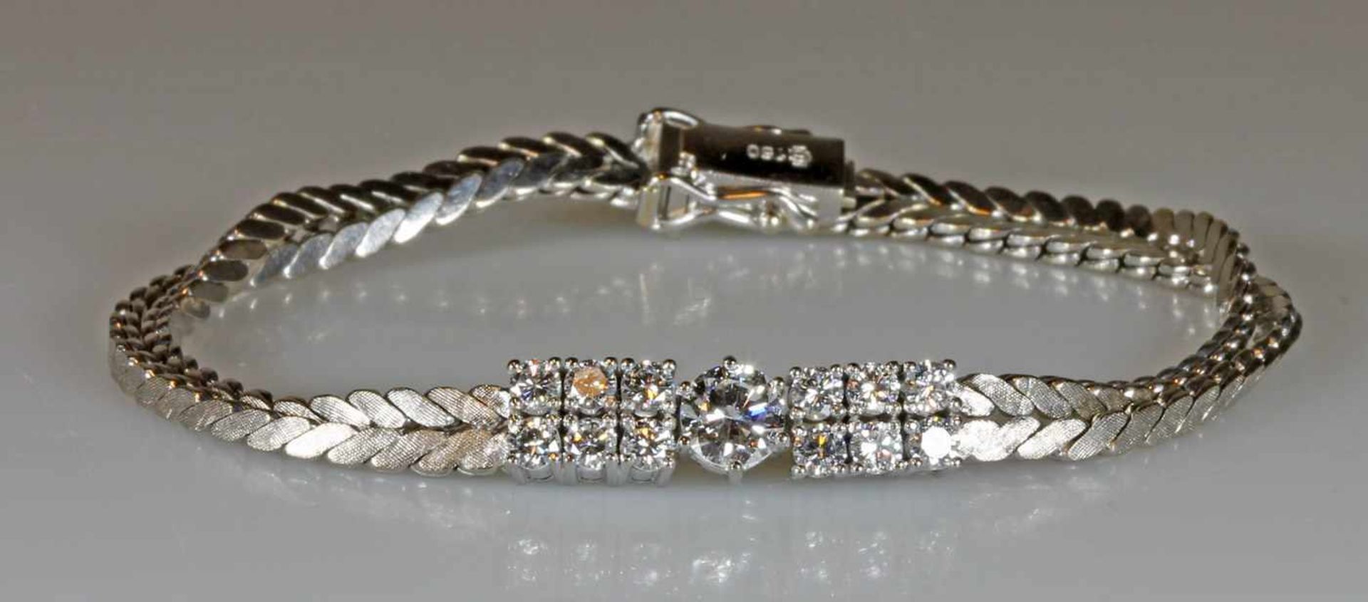 Armband, WG 750, 1 Brillant ca. 0.65 ct., etwa fw/lpr.-vvs, 12 Brillanten zus. ca. 1.15 ct., etwa - Bild 2 aus 2