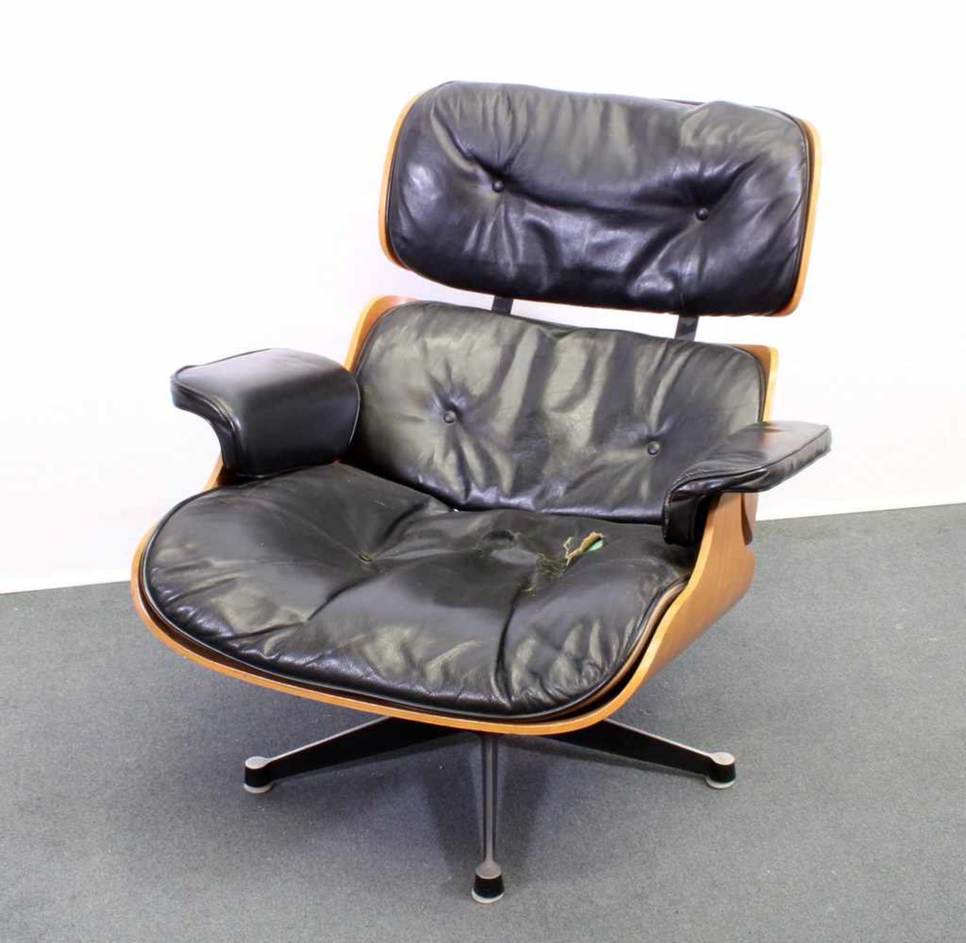 Lounge-Chair, Entwurf von Charles & Ray Eames 1956, schwarzer Lederbezug, Palisanderschale, starke