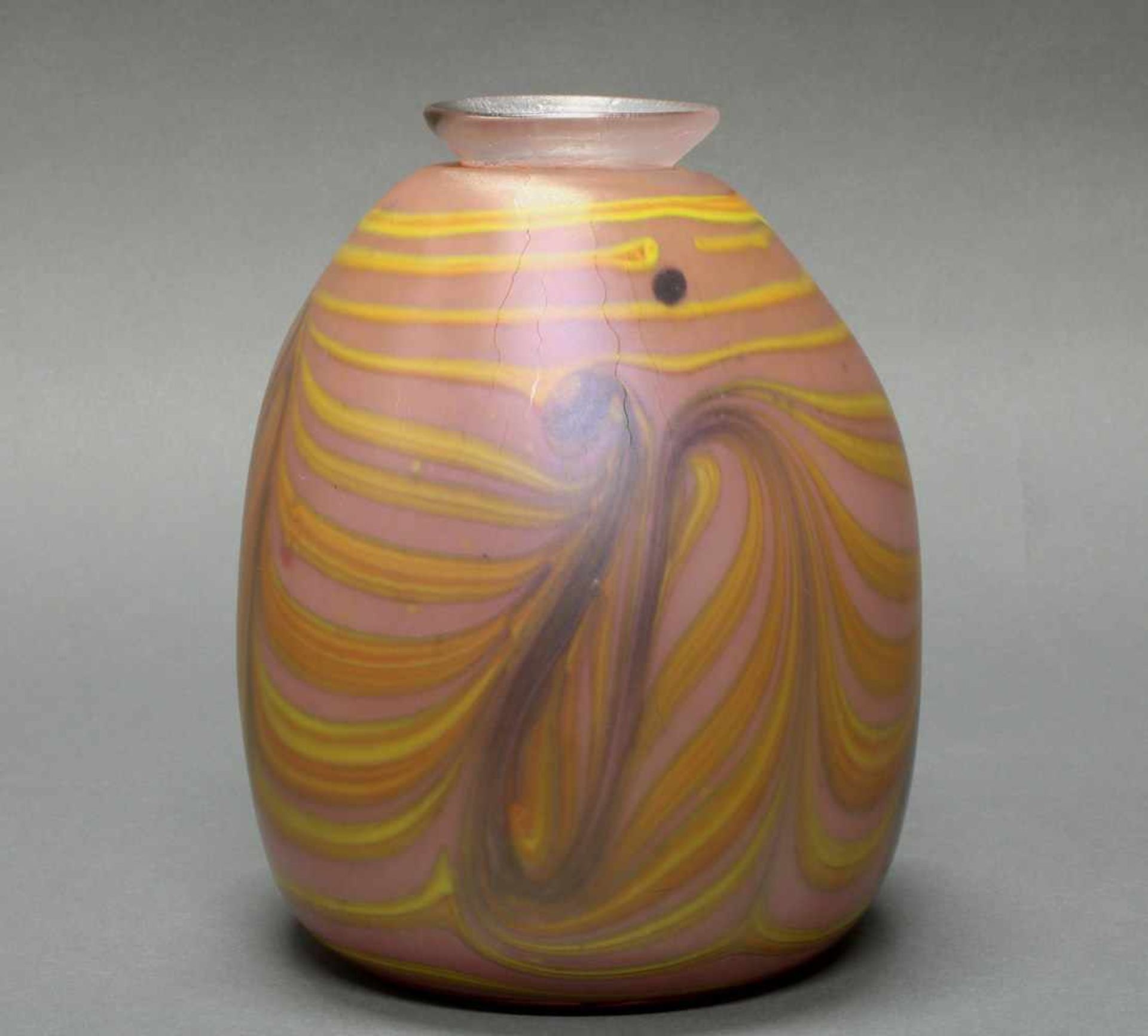 Vase, Erwin Eisch, 1978, Glas, mattierte Wandung, violetter Grundton mit unregelmäßigen - Image 2 of 4