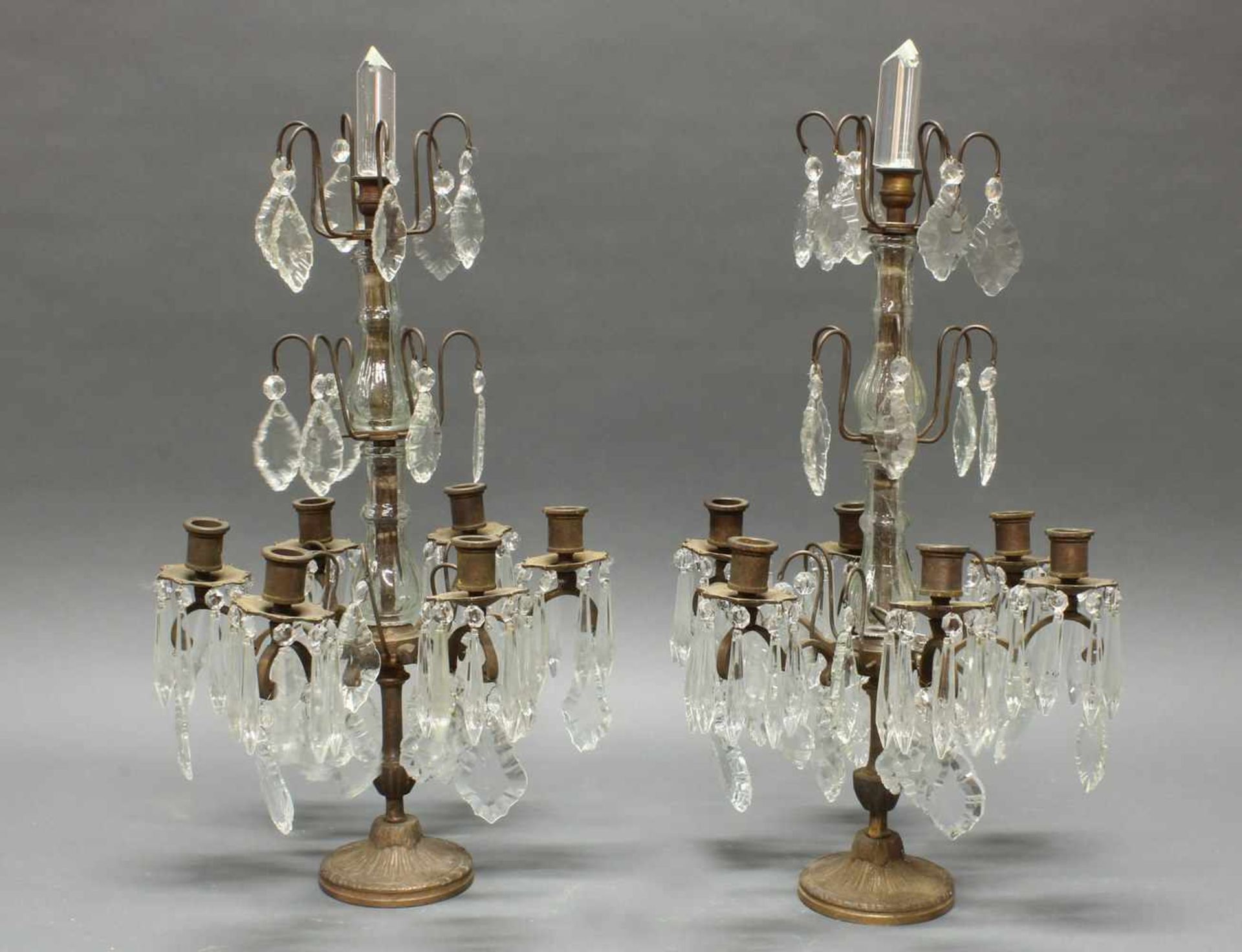 Paar Girandolen, französischer Stil, Metall, Glas, Kristall, für je 6 Kerzen, 62 cm hoch, ø 35 cm- -