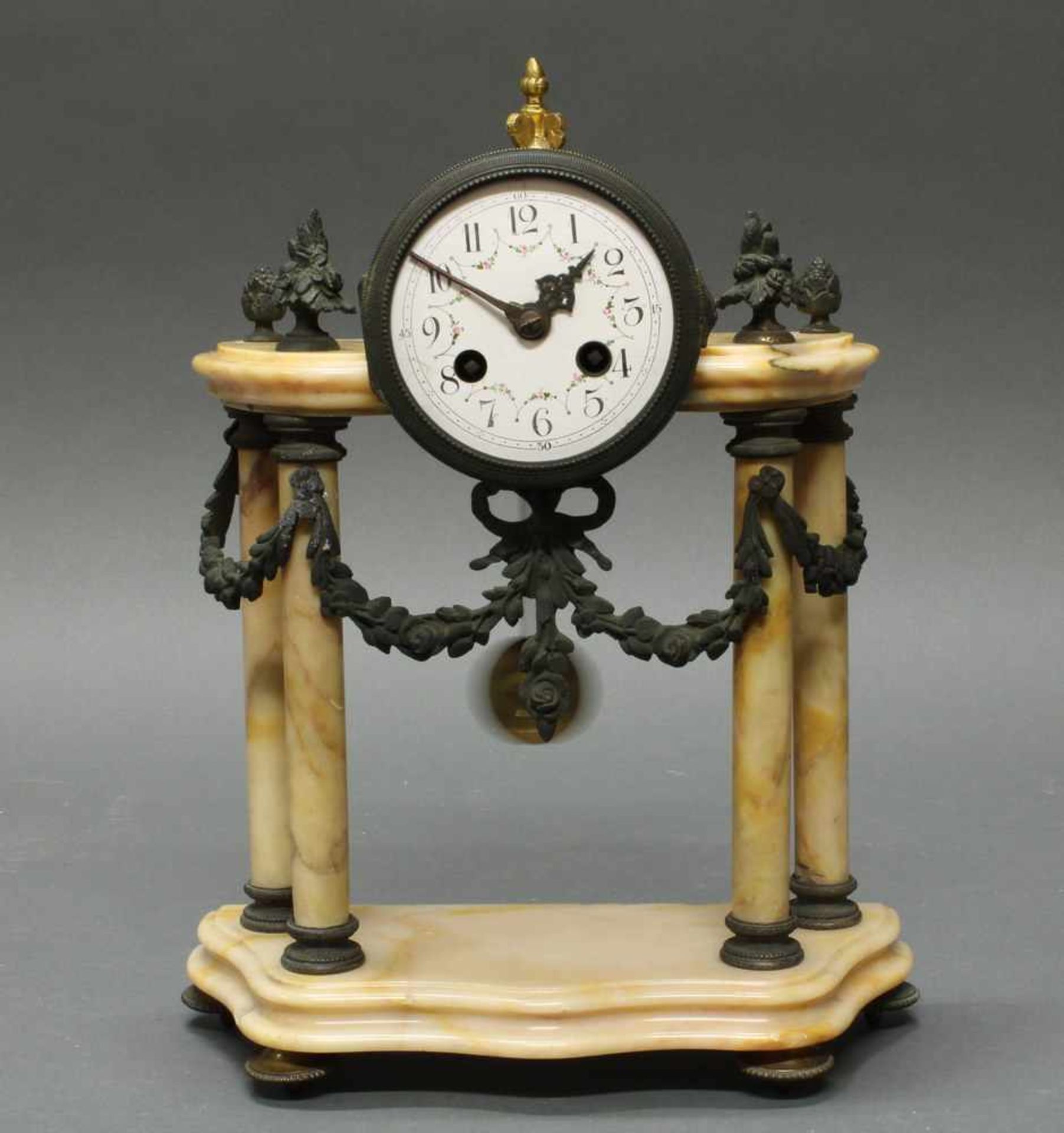 Portaluhr, Frankreich, um 1870, beiger Marmor, Girlandenwerk und rundes Uhrenwerk aus Metall,