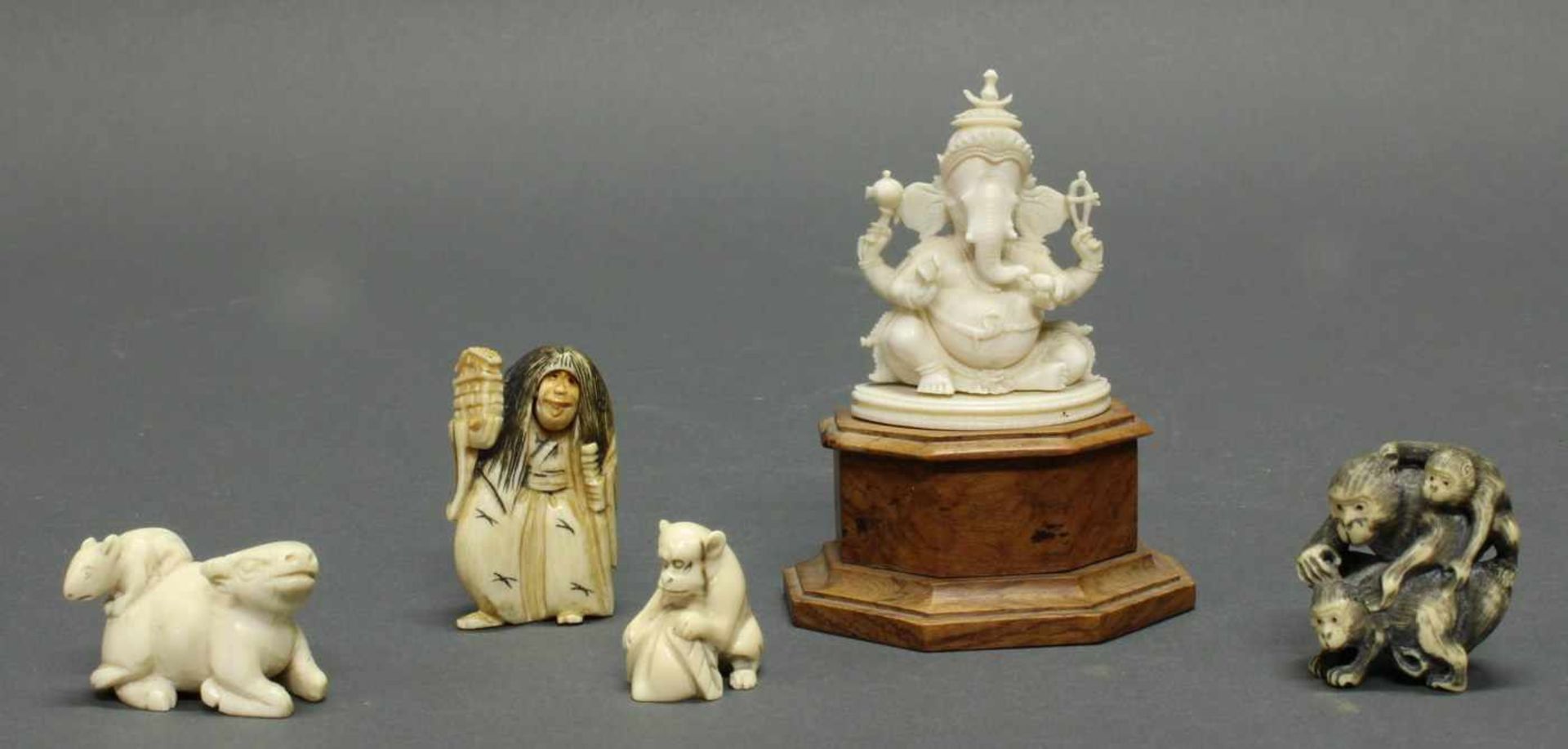 4 Netsuke, Japan, Anfang 20. Jh., Elfenbein/Bein: Spielende Affen, Wasserbüffel mit Ratte, Affe