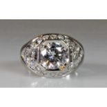 Ring, WG 585, 1 Diamant-Imitation ø ca. 9.5 mm, 12 Brillanten zus. ca. 1.0 ct., 10 Sechzehnkant-