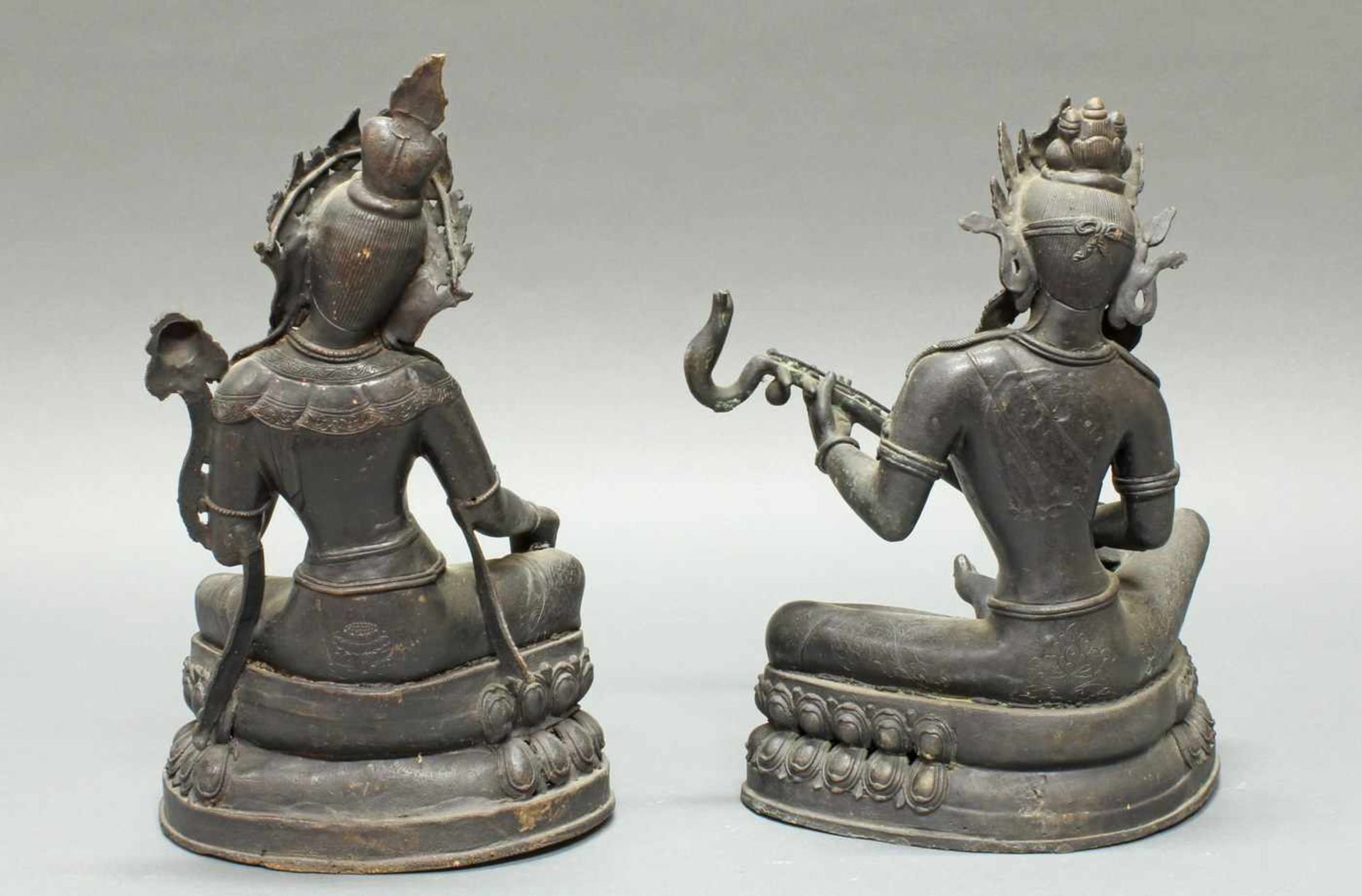 2 Figuren, "Musizierende Gottheiten", Tibet/Nepal, 20. Jh., Bronze, dunkel patiniert, 31-33.5 cm - Bild 3 aus 4