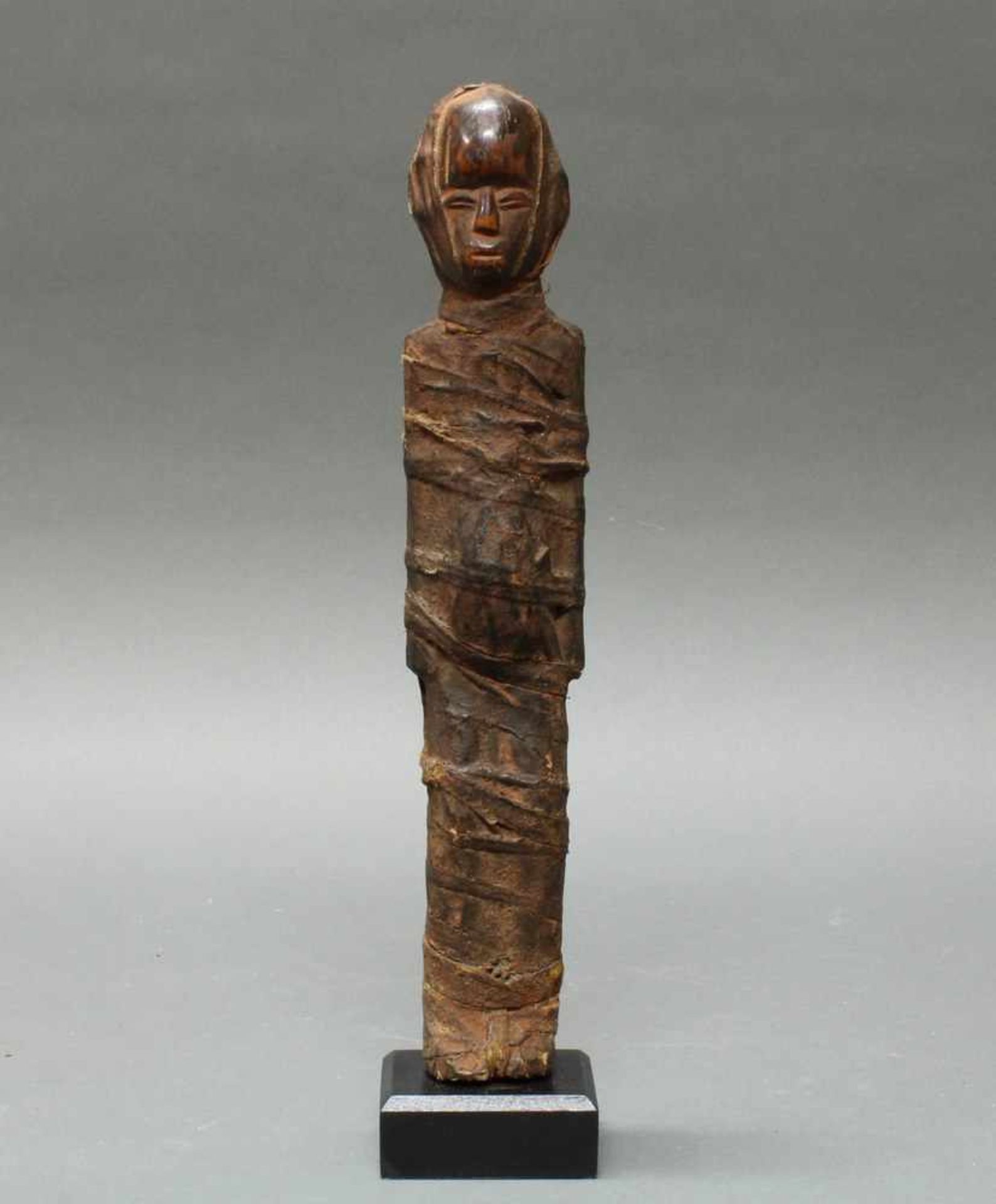 Figur, weiblich, Bauchraum mit sogenannter magischer Füllung, Holz lederumwickelt, Tansania, Afrika,