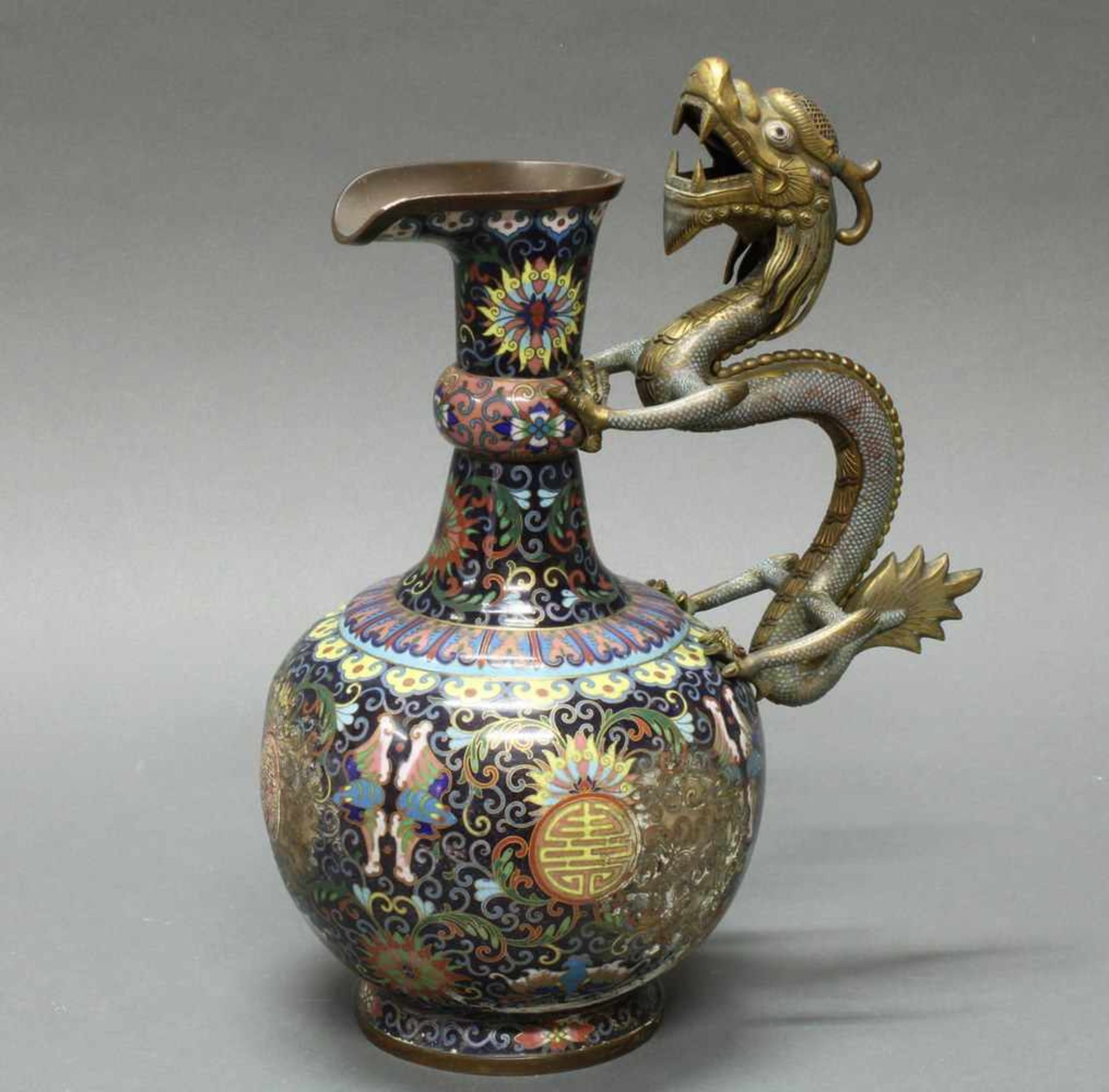 Henkelkanne, China, spätes 19. Jh., Cloisonné und wenig Champlevé, kugelige Form mit Hals, Henkel in