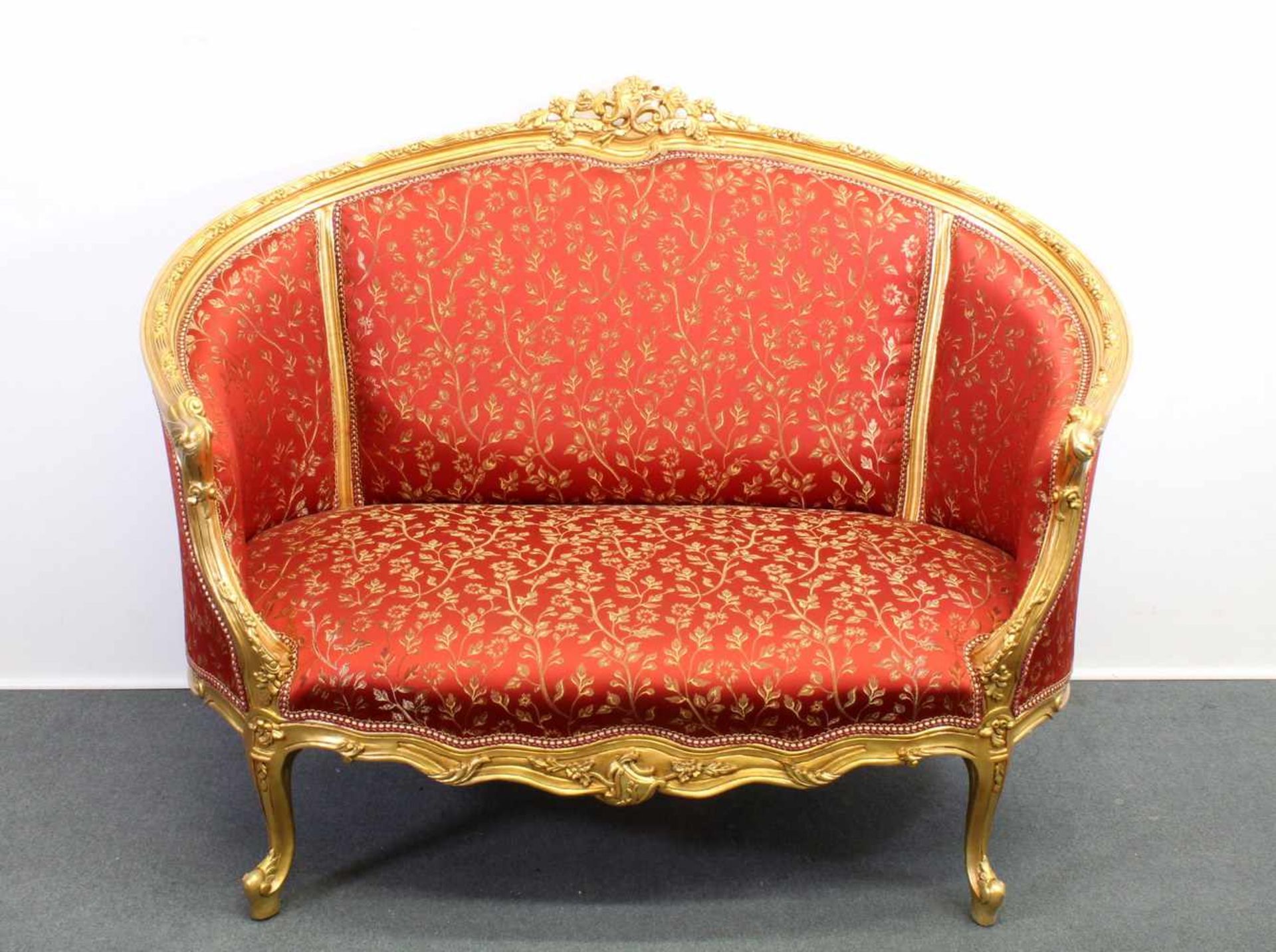 Sofa, zweisitzig, Barockstil, neuzeitlich, Gestell mit floralem goldbronzierten Schnitzwerk, roter - Image 2 of 2