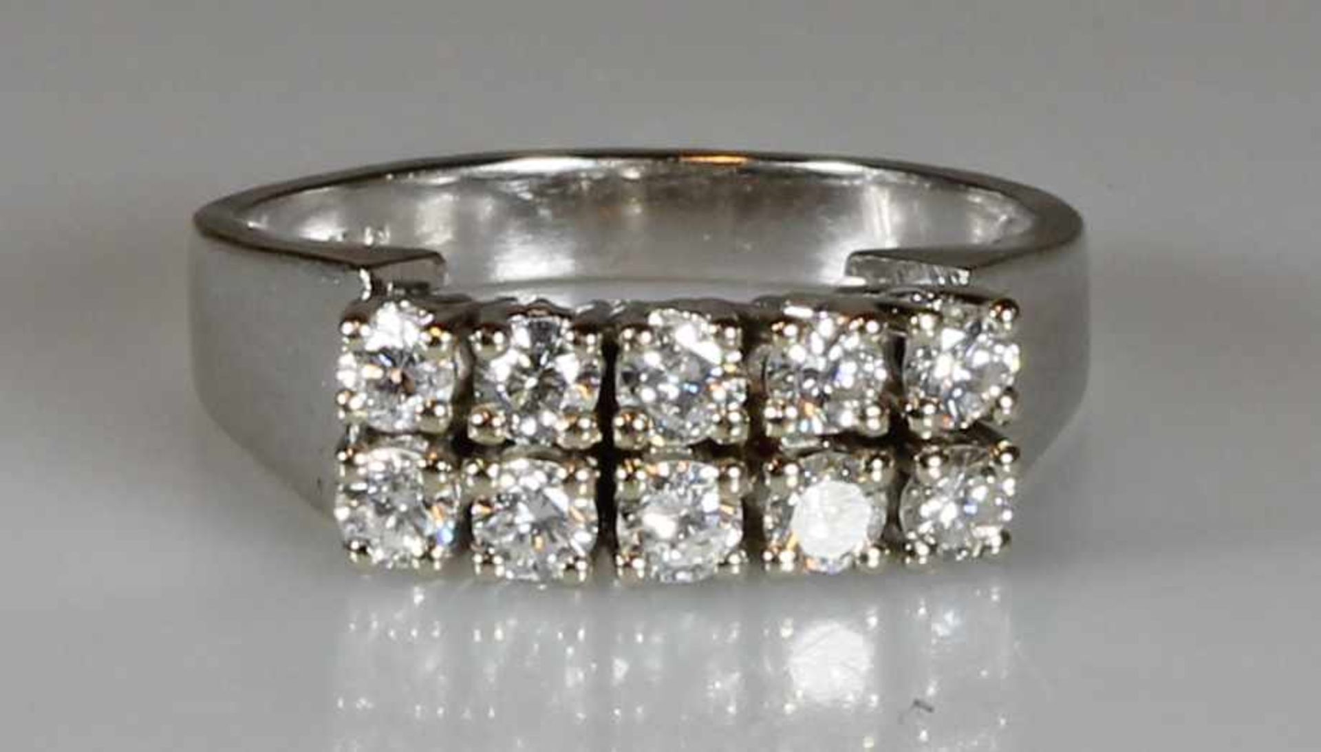 Ring, WG 585, 10 Brillanten zus. ca. 0.60 ct., etwa w/si-p1, Goldgewicht 4.6 g, RM 17- - -25.00 % - Bild 2 aus 2