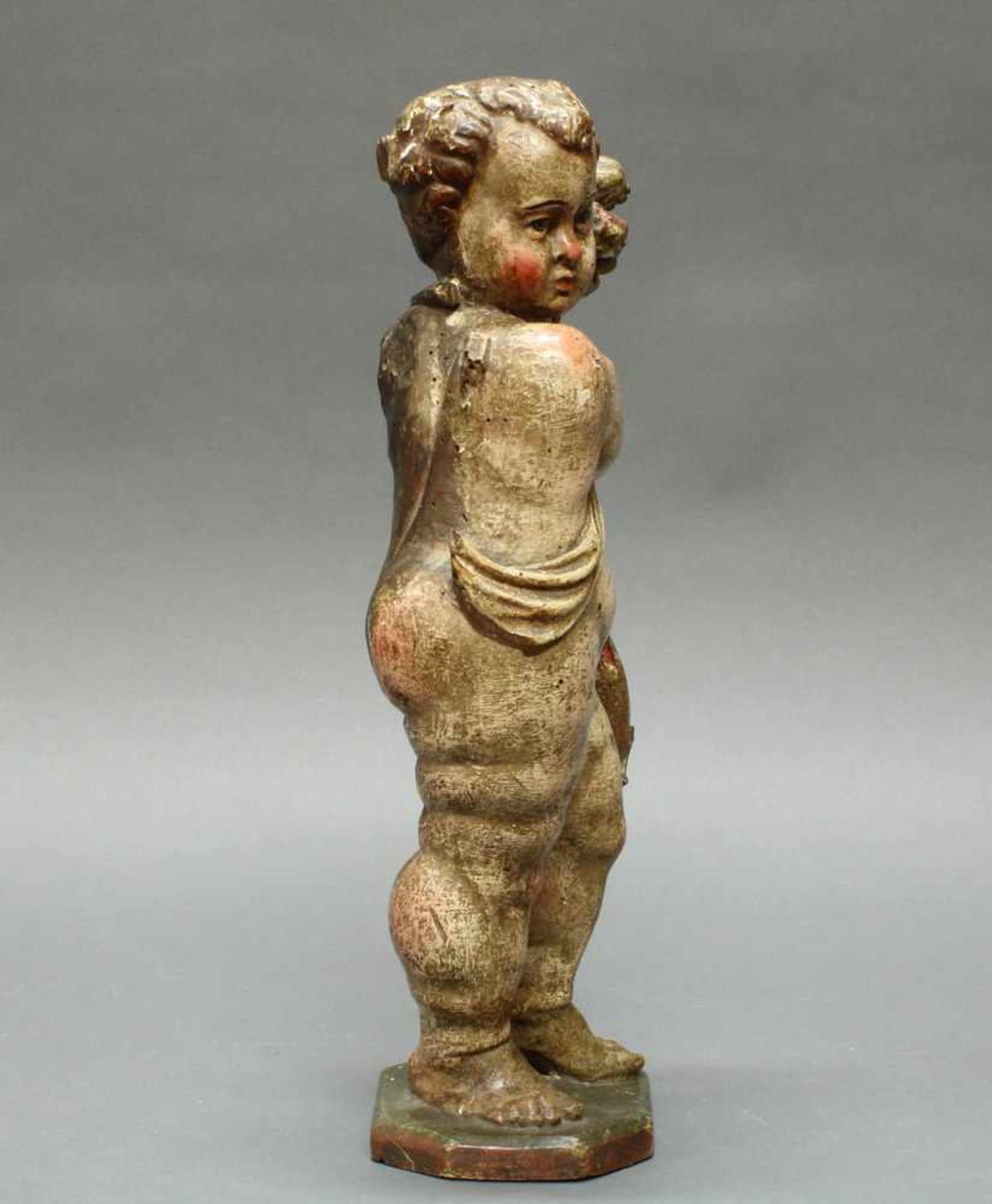 Skulptur, Holz geschnitzt, "Putto mit Füllhorn", wohl 19. Jh., Reste alter Fassung teils übergangen, - Image 9 of 10