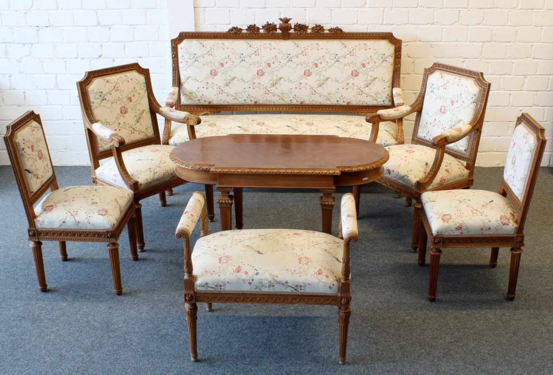 Salongarnitur, Louis Seize-Stil, Ende 19. Jh., Nussbaum: Bank, 174 cm breit, 2 Sessel, 2 Stühle, - Image 2 of 2