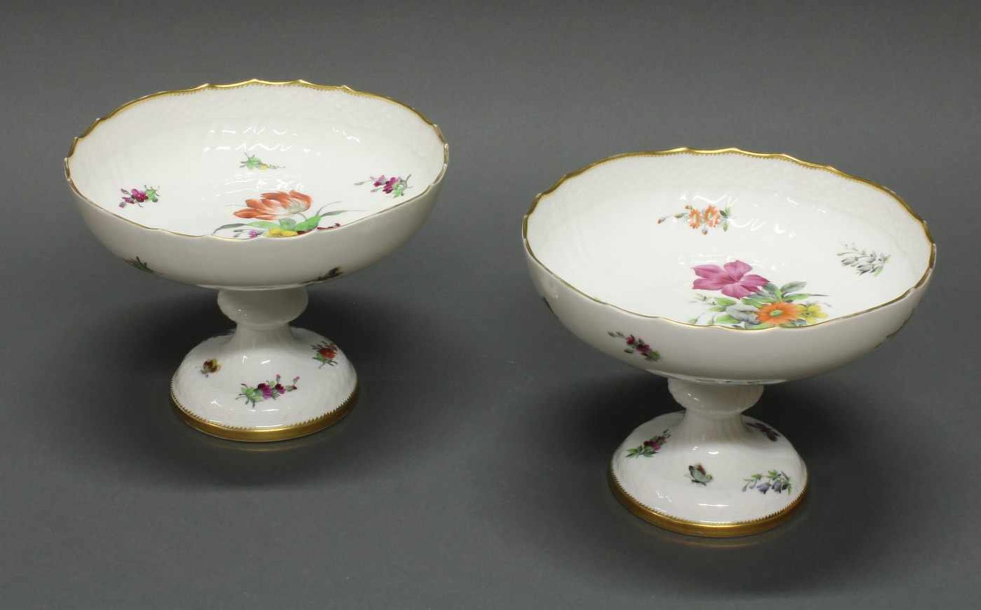 Paar Fußschalen, Royal Kopenhagen, 19. Jh., bunte Blumen und Insekten, Goldrand, 15 cm hoch, 1x - Image 2 of 2