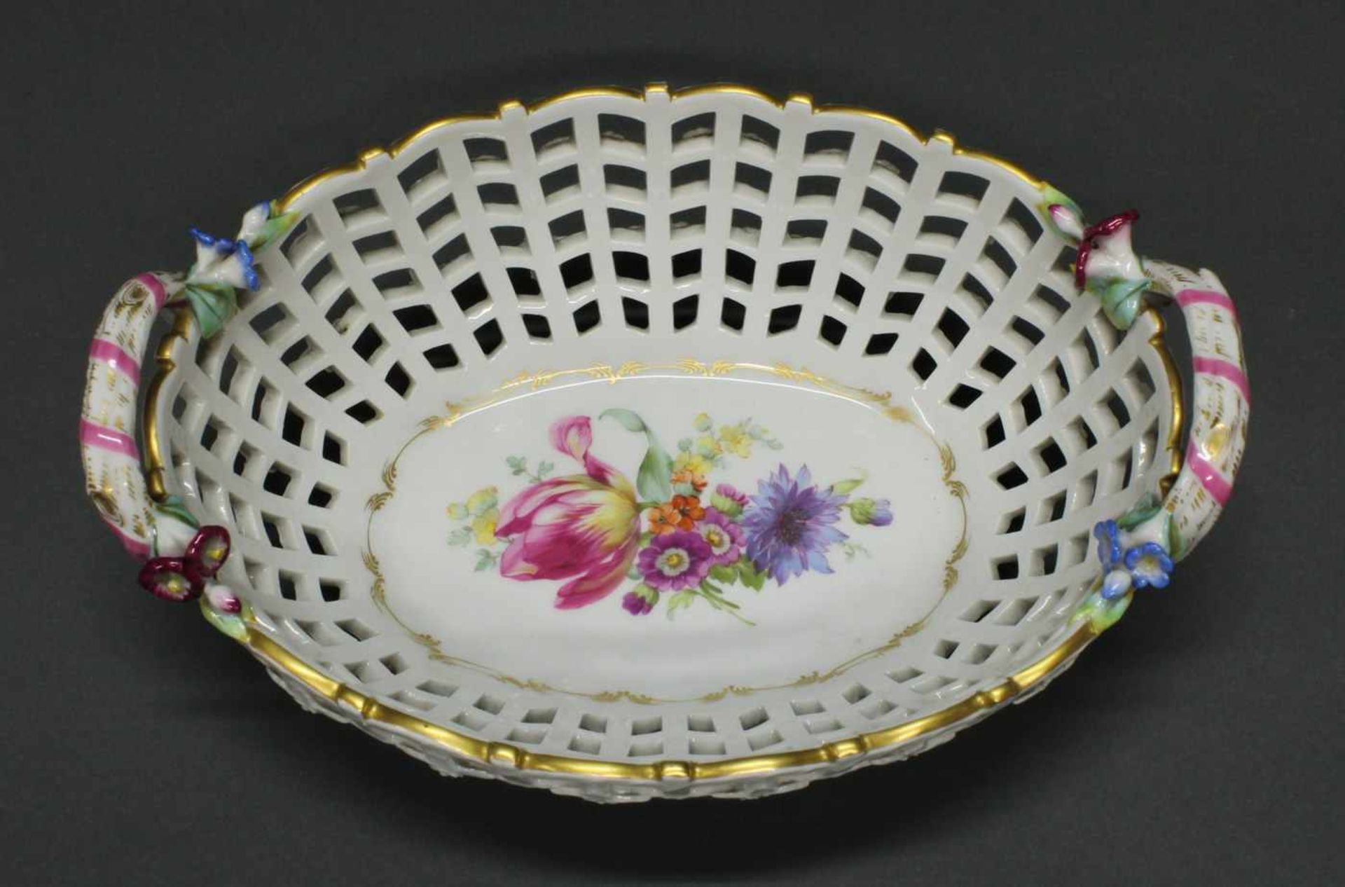 Korbschale, KPM Berlin, oval, bunte Blumen, Purpurband, Goldrand, 8.5 x 24 x 16.5 cm- - -25.00 %