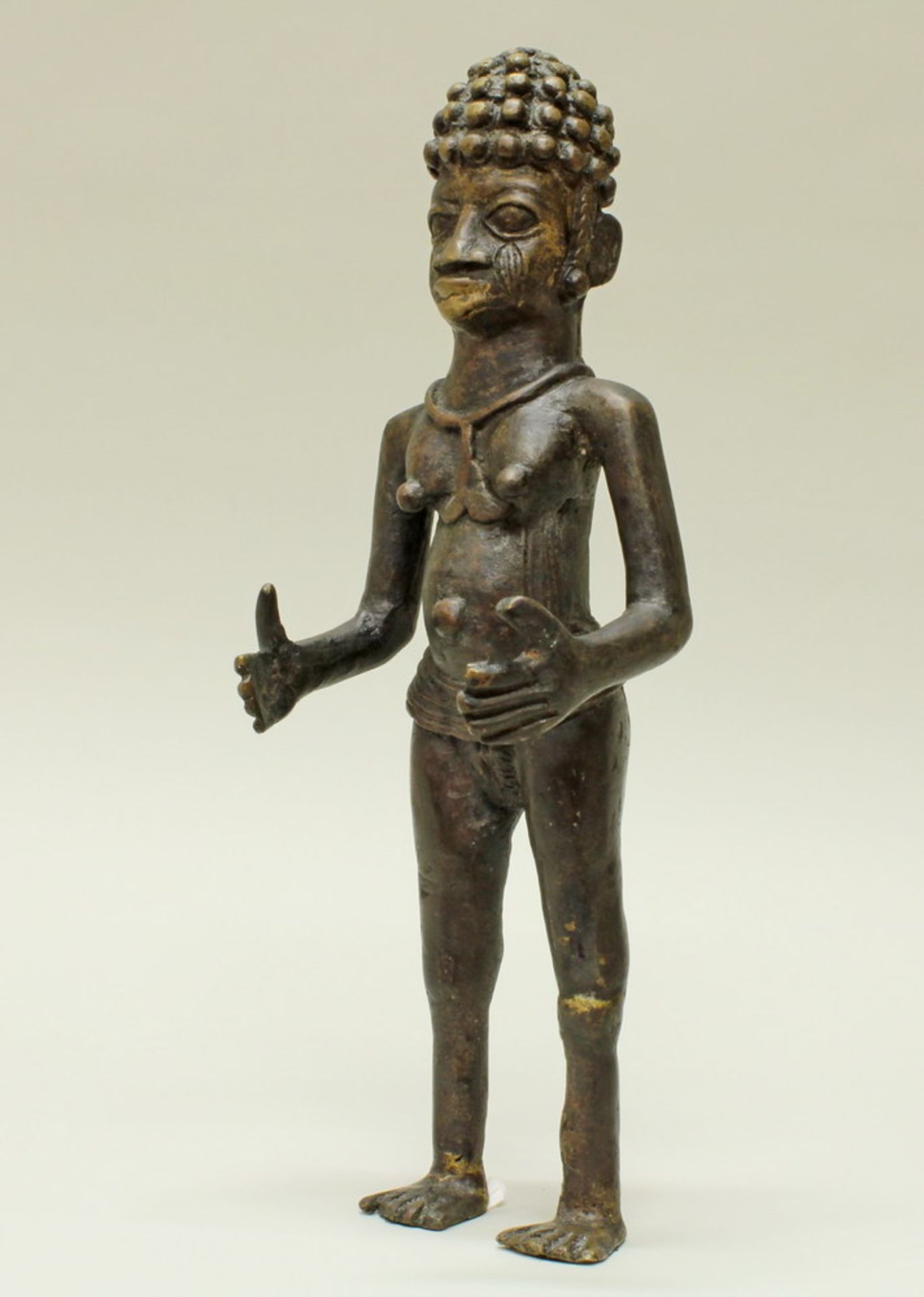Bronzeskulptur, "Afrikaner", Benin, Afrika, 43 cm hoch- - -25.00 % buyer's premium on the hammer - Image 2 of 6