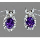 Paar Ohrclipse, Platin, 2 ovale facettierte Amethyste zus. ca. 5.25 ct., 52 Achtkant-Diamanten