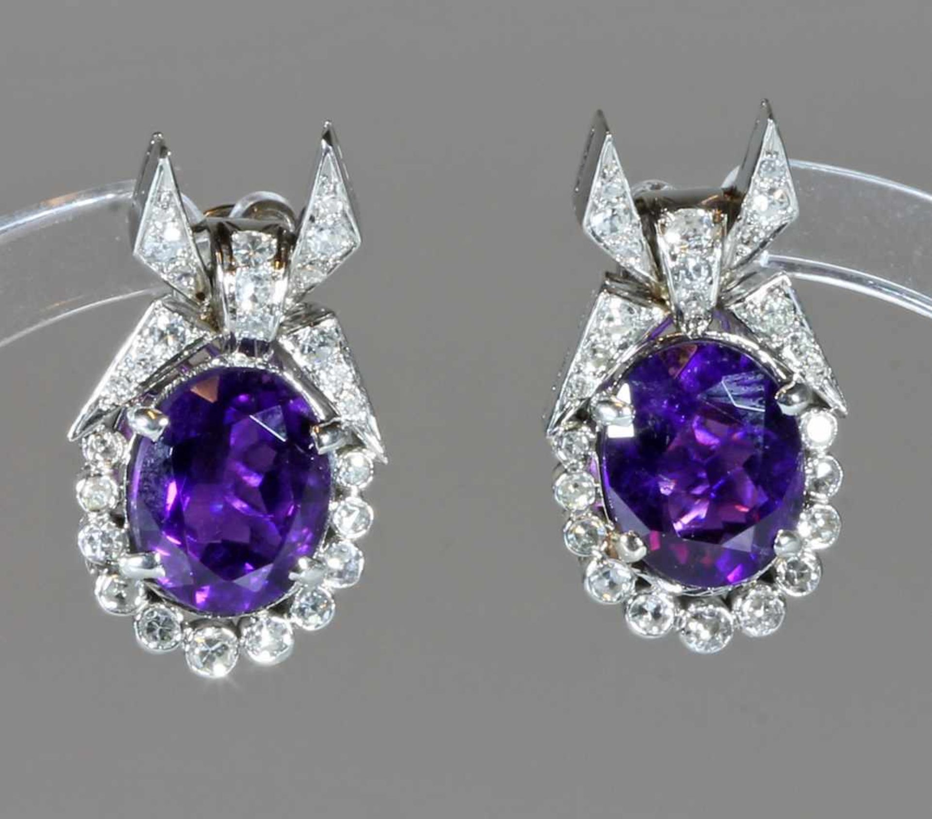 Paar Ohrclipse, Platin, 2 ovale facettierte Amethyste zus. ca. 5.25 ct., 52 Achtkant-Diamanten