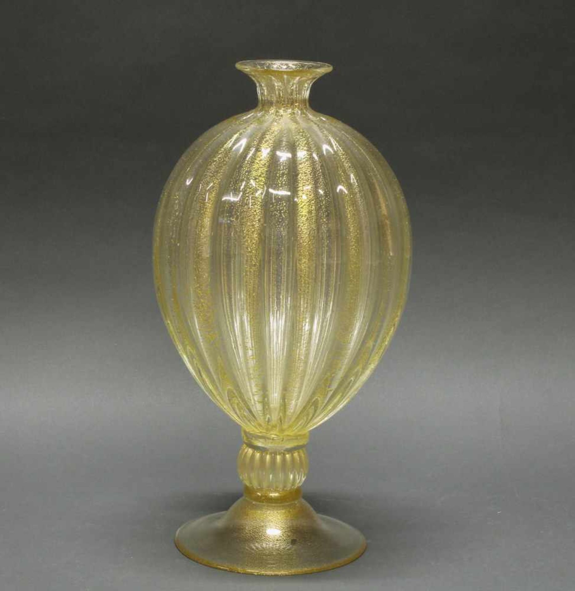 Vase, Murano, 2. Hälfte 20. Jh., farbloses Glas mit mit Einschmelzungen aus Goldpuder, Balusterform,