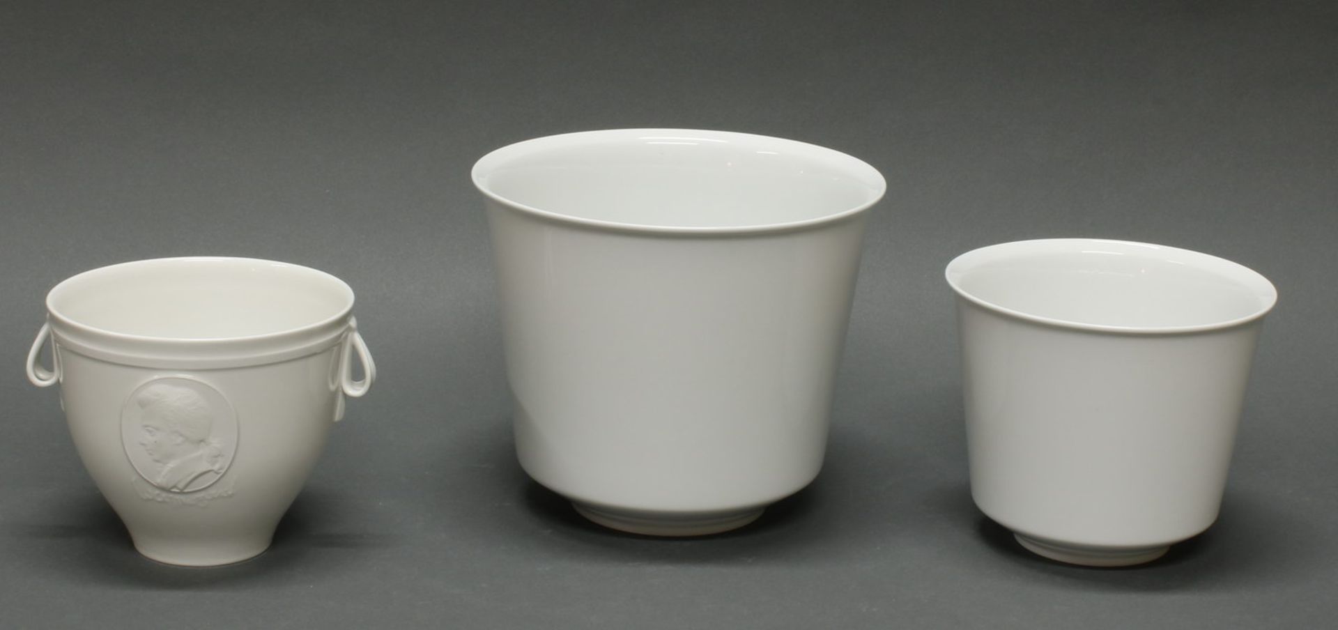 3 Cachepots, KPM Berlin, Weißporzellan, 1x "Mozart", 2x glatt, 11.5 cm, 12.5 cm, 16 cm hoch- - -25.