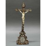Kruzifix, Mahagonikreuz mit Elfenbein- und Perlmutteinlagen, Elfenbeinkorpus, im Fußbereich das