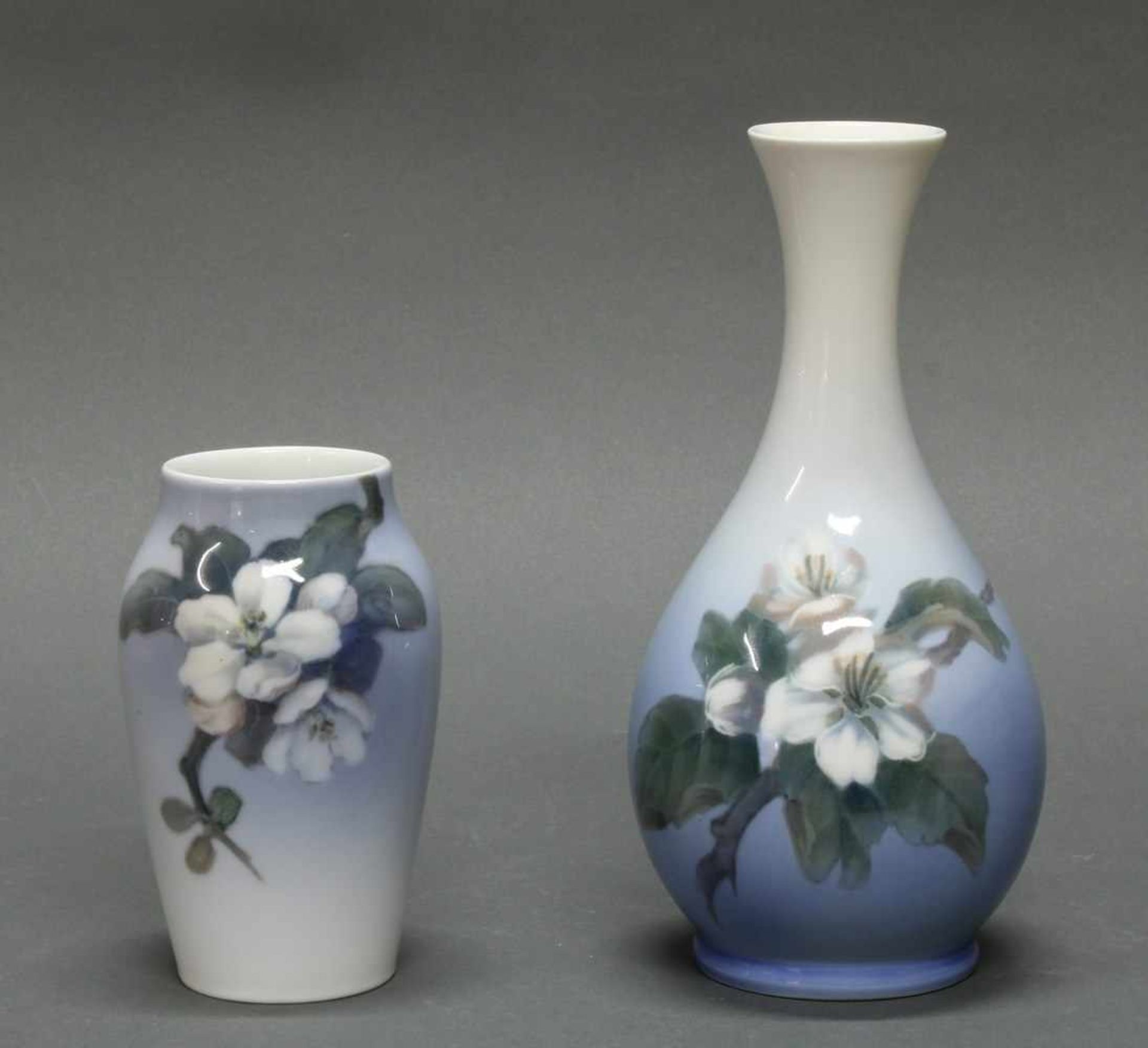 2 Vasen, Royal Kopenhagen, Kirschblüten auf hellblau verlaufendem Fond, polychrom, 13.5-21.5 cm