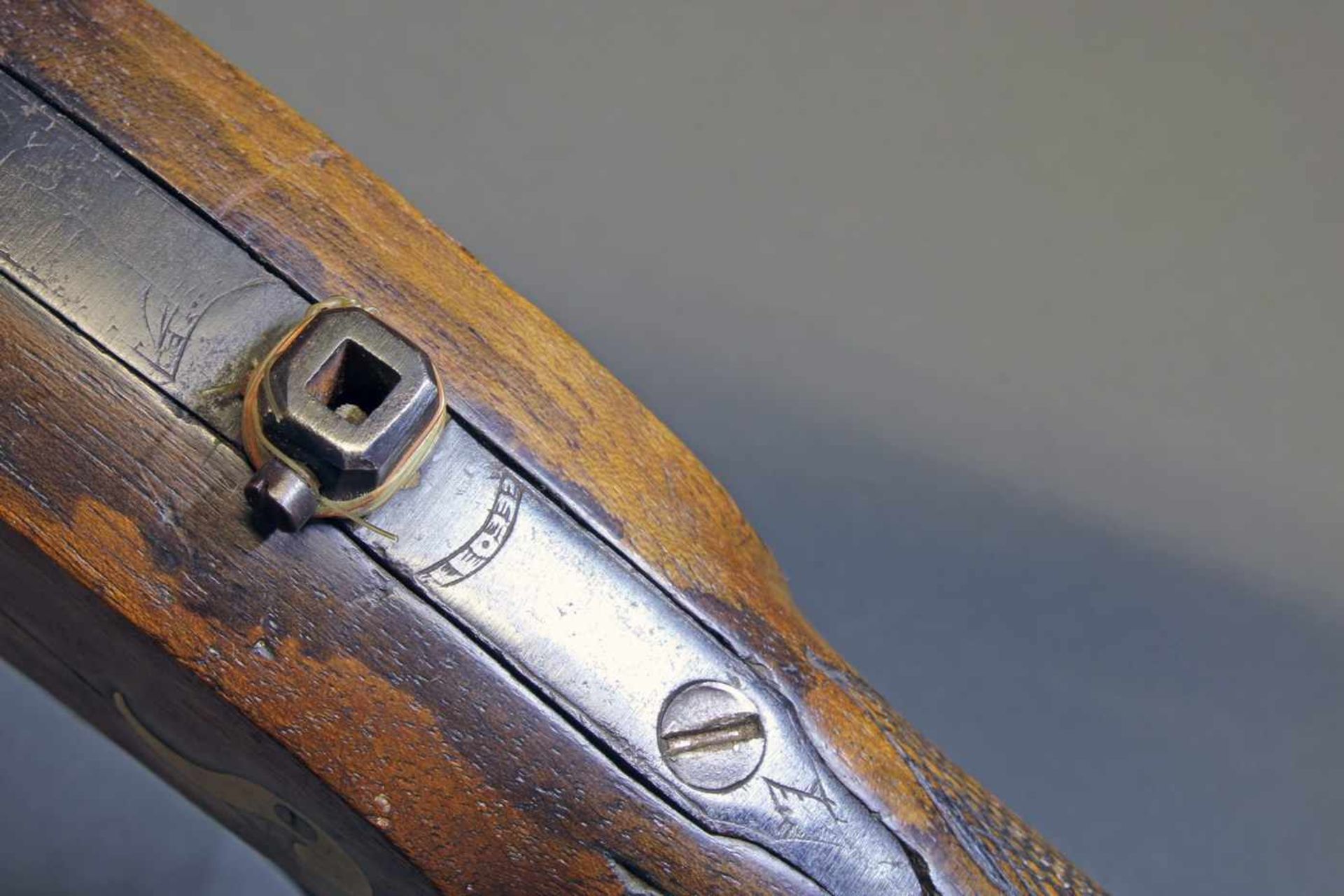 Zimmerstutzen/Salongewehr, deutsch, um 1850/60, Nussbaumschaft mit Schaftverschneidung, durchbrochen - Bild 5 aus 10