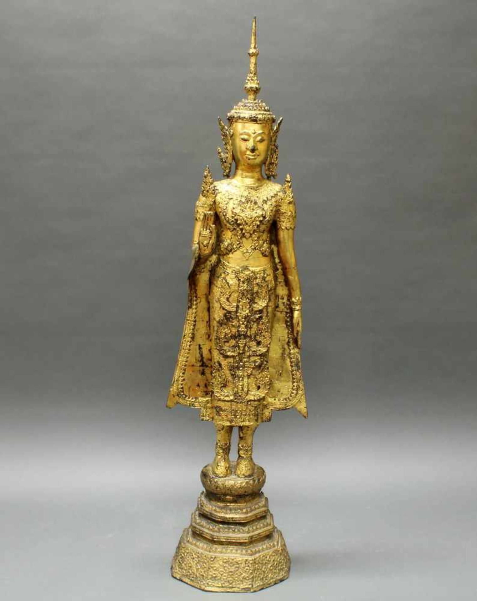 Skulptur, "Stehender Budda", Thailand, 20. Jh., Rattanakosin, Bronze, Lackvergoldung, eine Hand in - Bild 2 aus 6