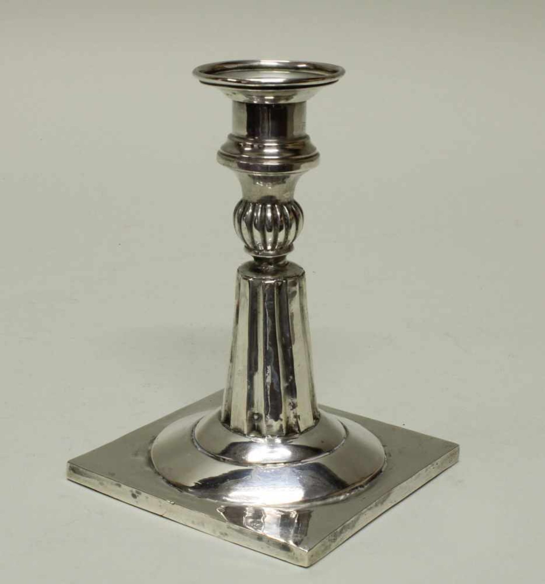 Tischleuchter, Silber 800, Österreich, 1886-1922, quadratische Plinthe, konischer Schaft mit