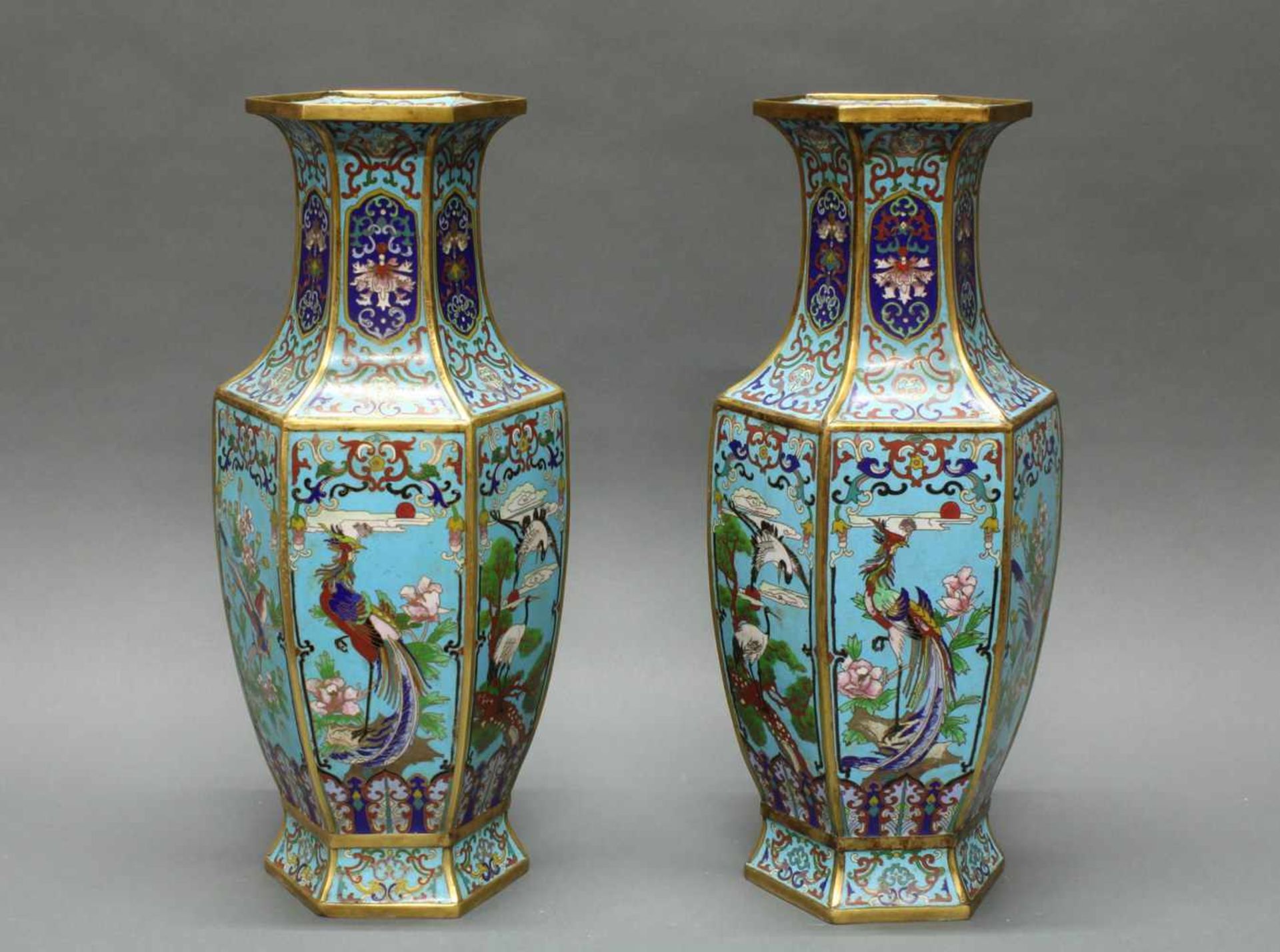 Paar Vasen, China, um 1900, Cloisonné, hexagonale Form, dekoriert mit Phönix auf Felsen und - Bild 2 aus 6