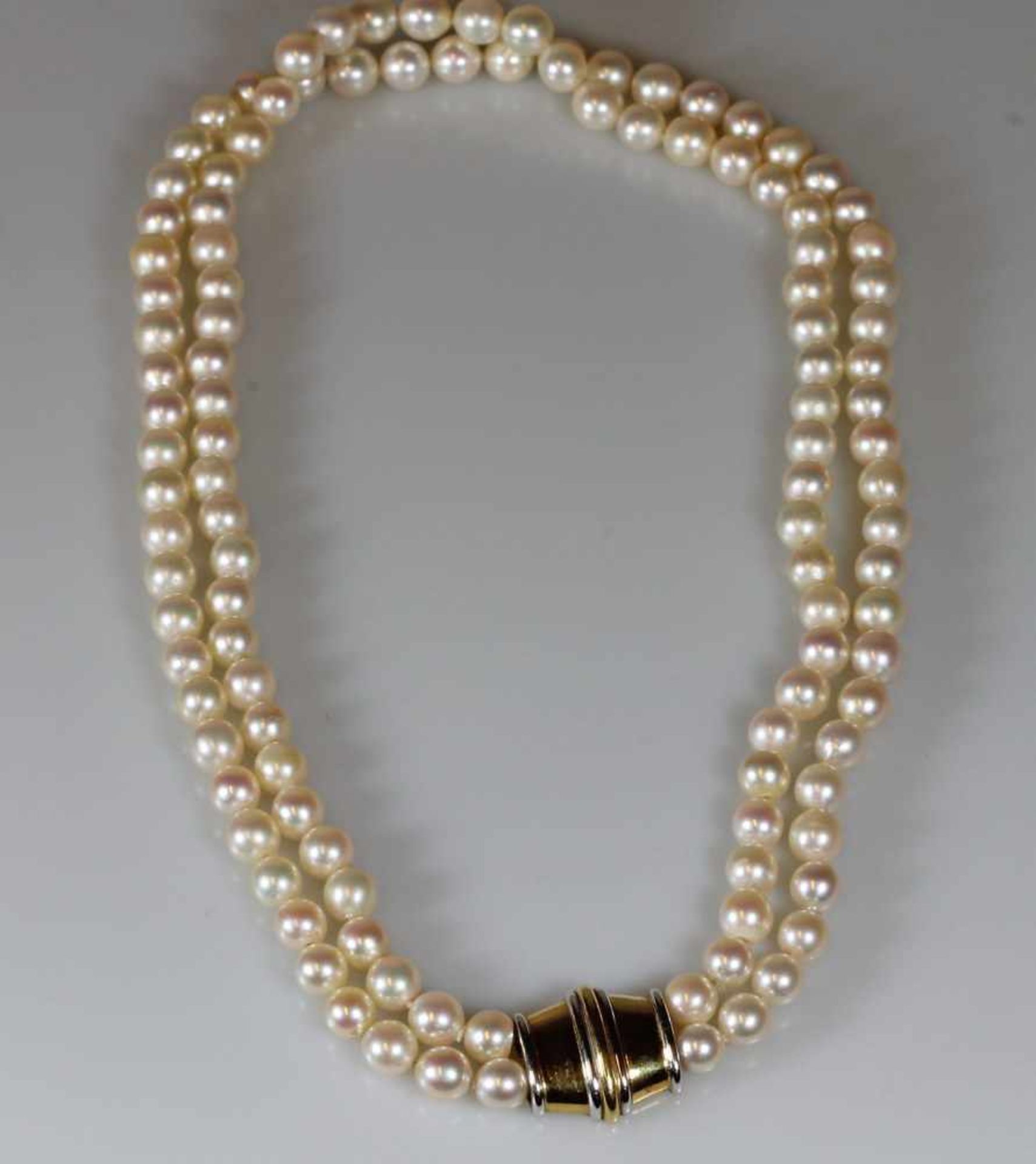 Perlenkette, zweireihig, 57 bzw. 60 Akoya-Zuchtperlen ø ca. 6.5 mm, Schließe WG/GG 750, 44 cm