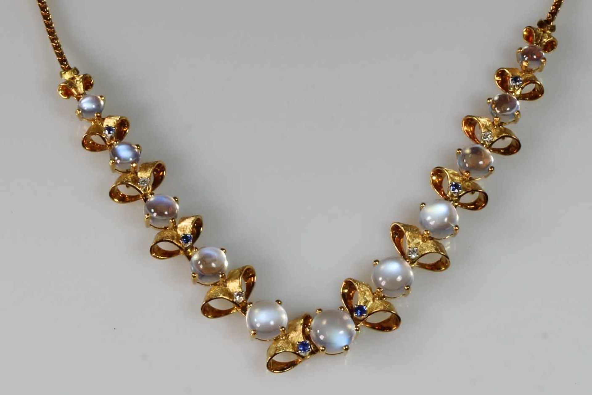 Halskette, GG 750, 11 runde Mondstein-Cabochons ø 4.7 - 8.4 mm, 6 runde facettierte Saphire, 4 - Bild 3 aus 3