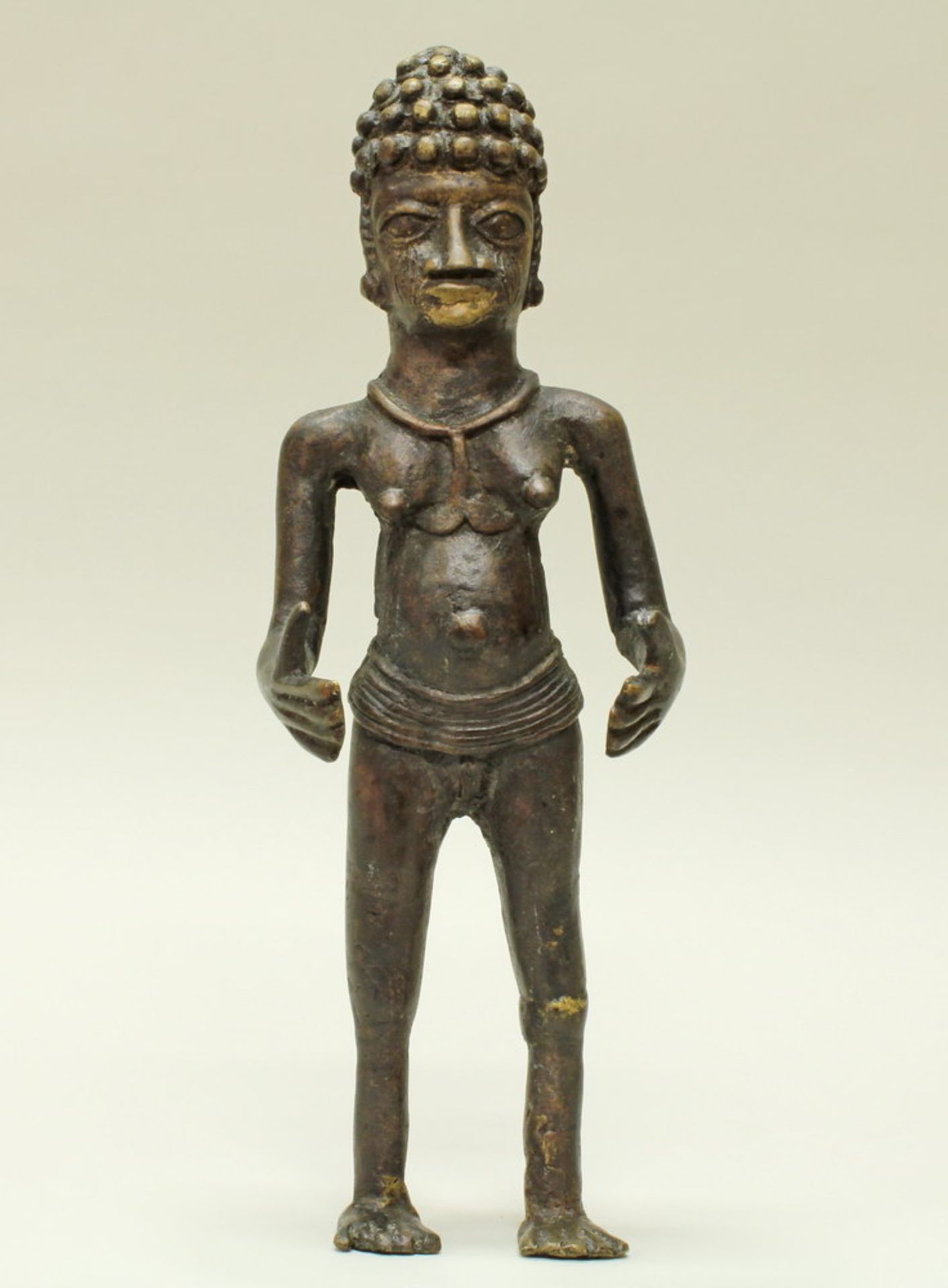 Bronzeskulptur, "Afrikaner", Benin, Afrika, 43 cm hoch- - -25.00 % buyer's premium on the hammer - Image 4 of 6