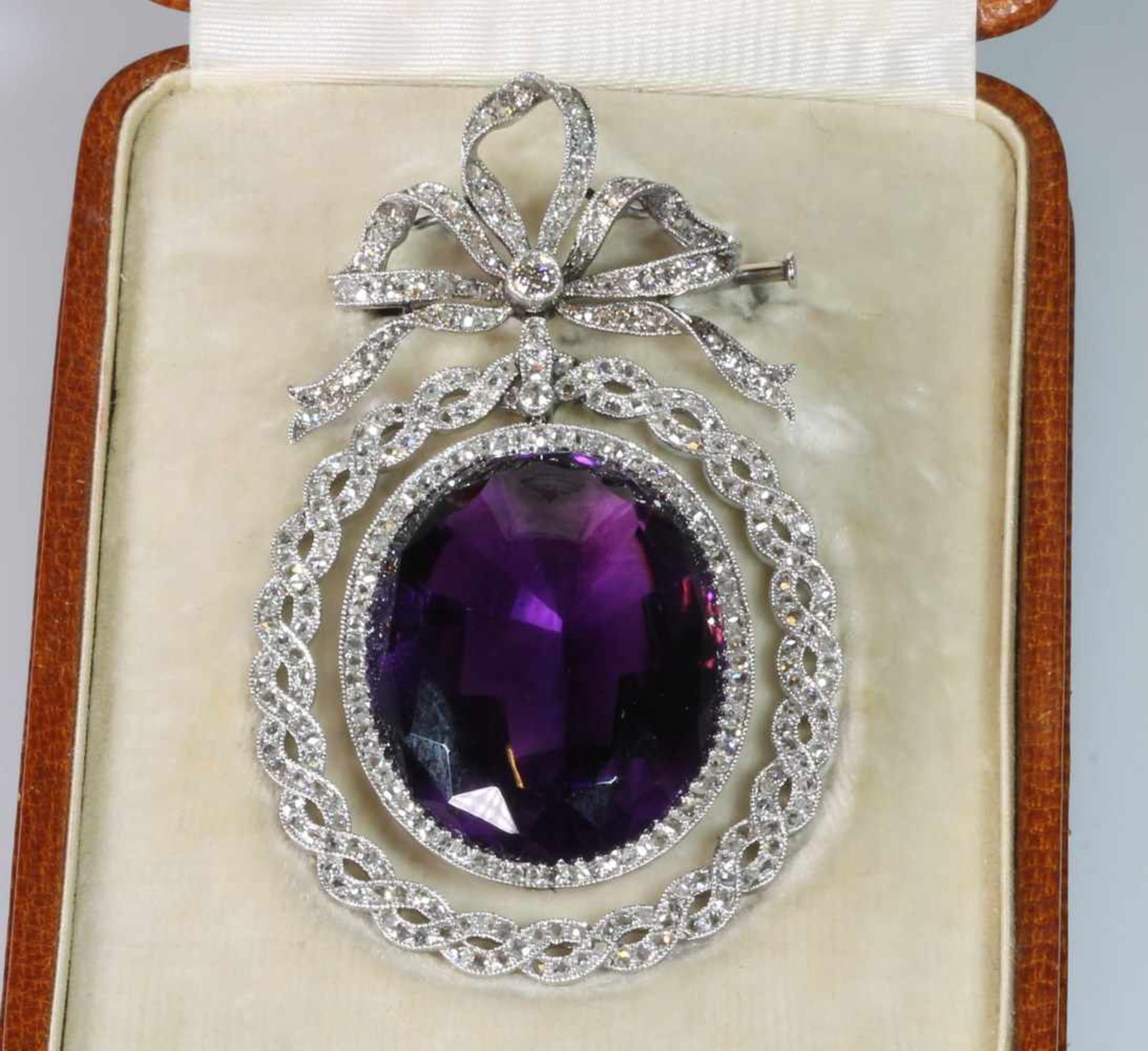 Brosche, um 1900, Platin 950, 1 ovaler Amethyst ca. 75 ct., gemischter Schliff, 1 Altschliff-Diamant - Image 3 of 4