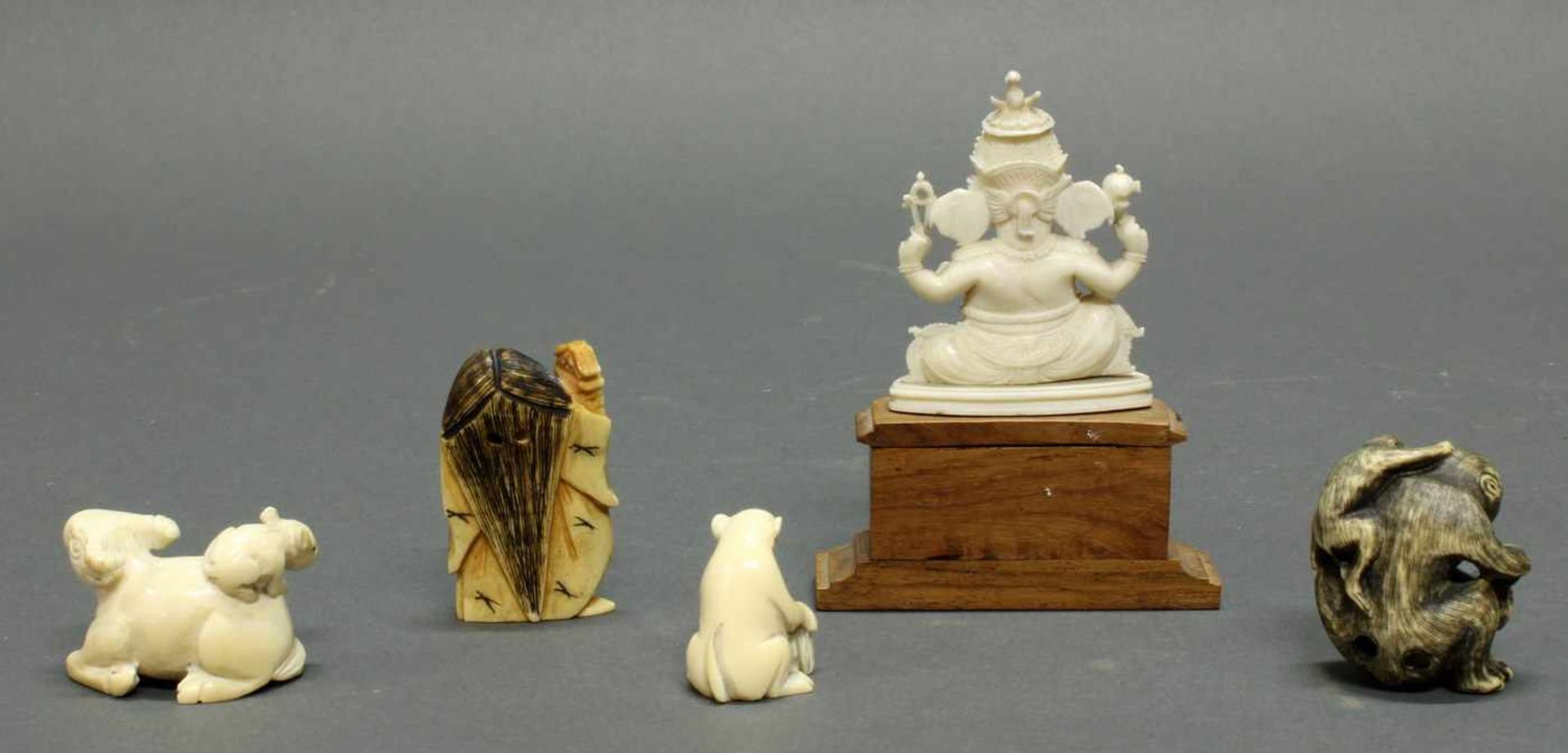 4 Netsuke, Japan, Anfang 20. Jh., Elfenbein/Bein: Spielende Affen, Wasserbüffel mit Ratte, Affe - Bild 3 aus 4