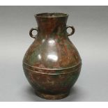 Vase, im Stil der Han-Zeit, 17. Jh., Bronze, Birnform, auf der Schulter zwei Ösen als Handhaben,