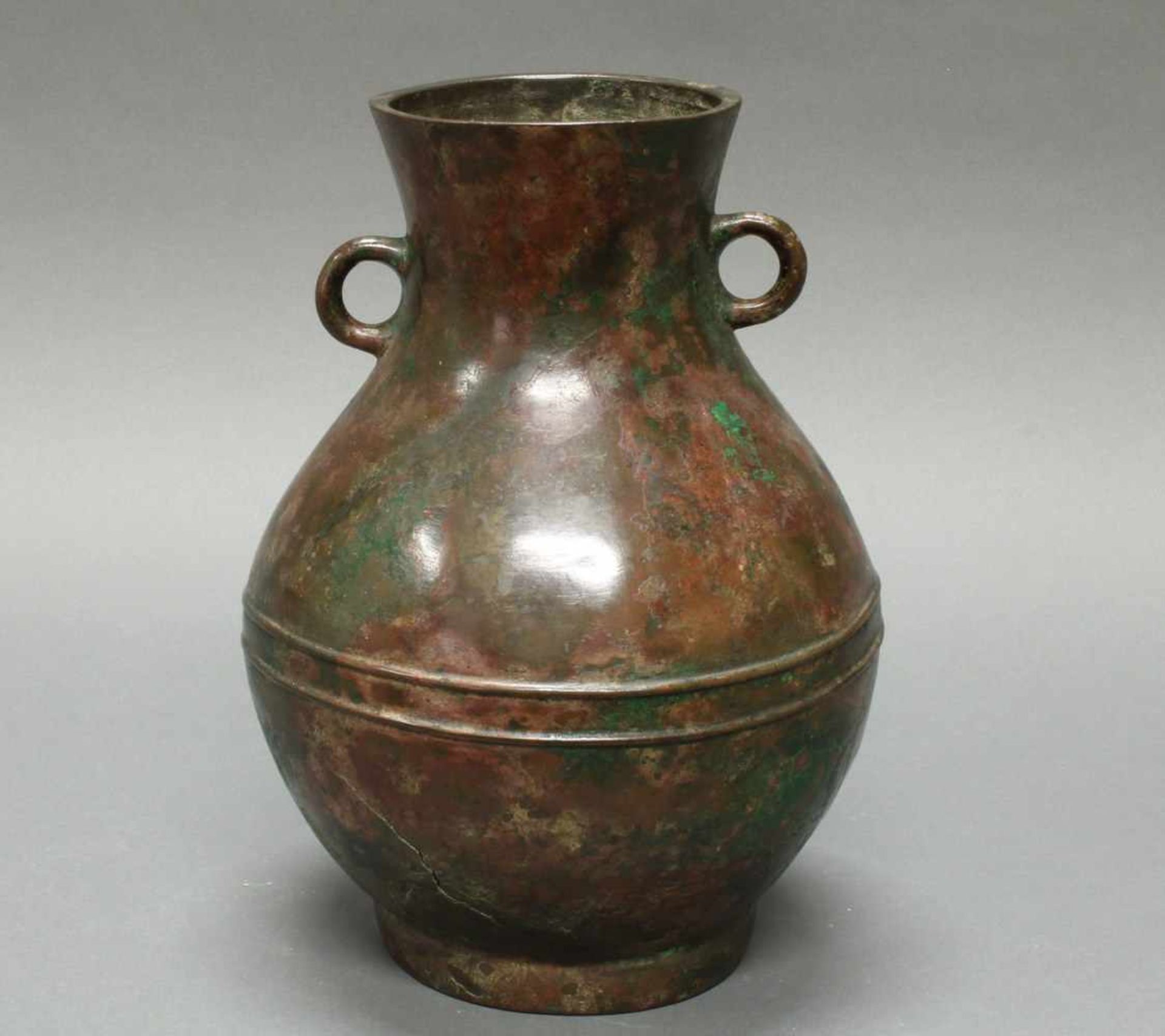 Vase, im Stil der Han-Zeit, 17. Jh., Bronze, Birnform, auf der Schulter zwei Ösen als Handhaben,