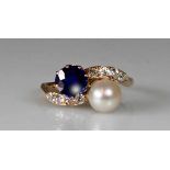 Ring, um 1900, RG 585, 1 oval facettierter Saphir ca. 1.35 ct., 8 Altschliff-Diamanten zus. ca. 0.30