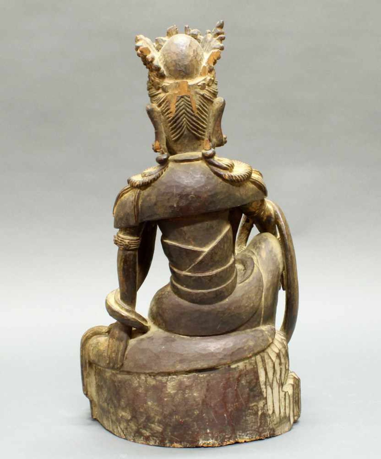 Figur, "Sitzende Guanyin auf einem Felsen", China, 19./20. Jh., Holz, geschnitzt, Reste farbiger - Bild 8 aus 10