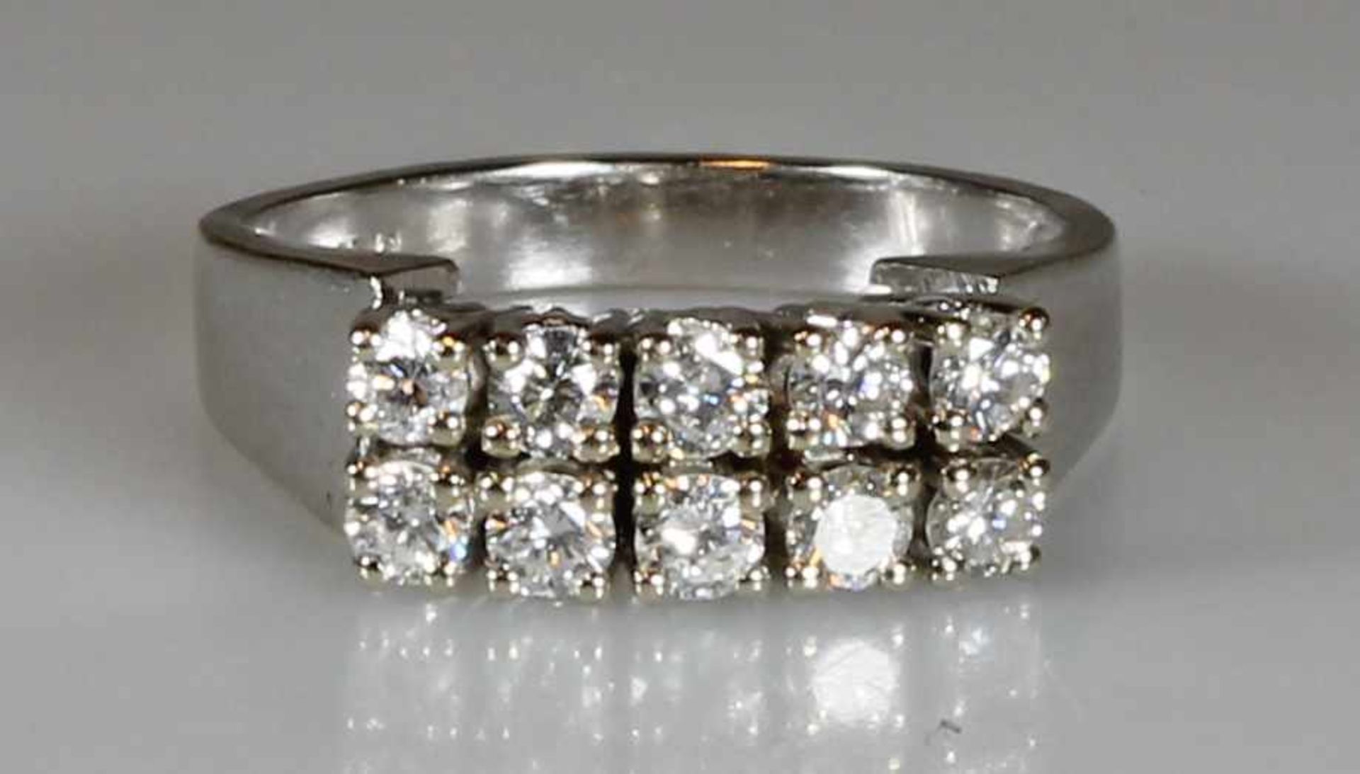 Ring, WG 585, 10 Brillanten zus. ca. 0.60 ct., etwa w/si-p1, Goldgewicht 4.6 g, RM 17- - -25.00 %