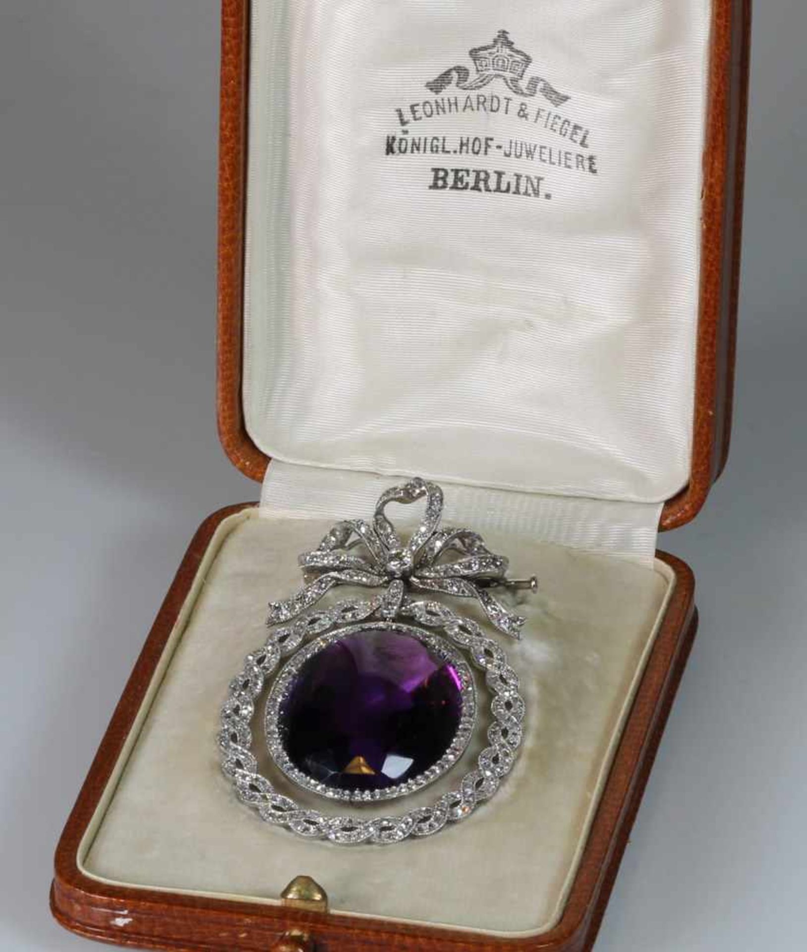 Brosche, um 1900, Platin 950, 1 ovaler Amethyst ca. 75 ct., gemischter Schliff, 1 Altschliff-Diamant - Image 4 of 4