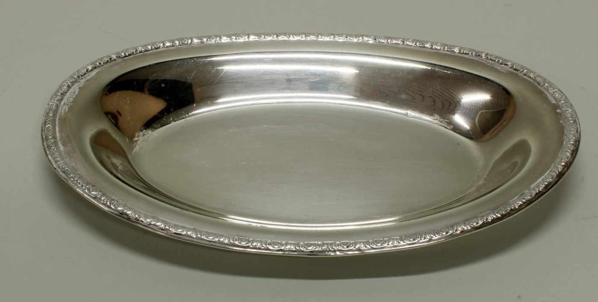 Brotschale, Silber 925, oval, floraler Reliefrand, 3.3 x 29 x 17 cm, ca. 275 g- - -25.00 % buyer's