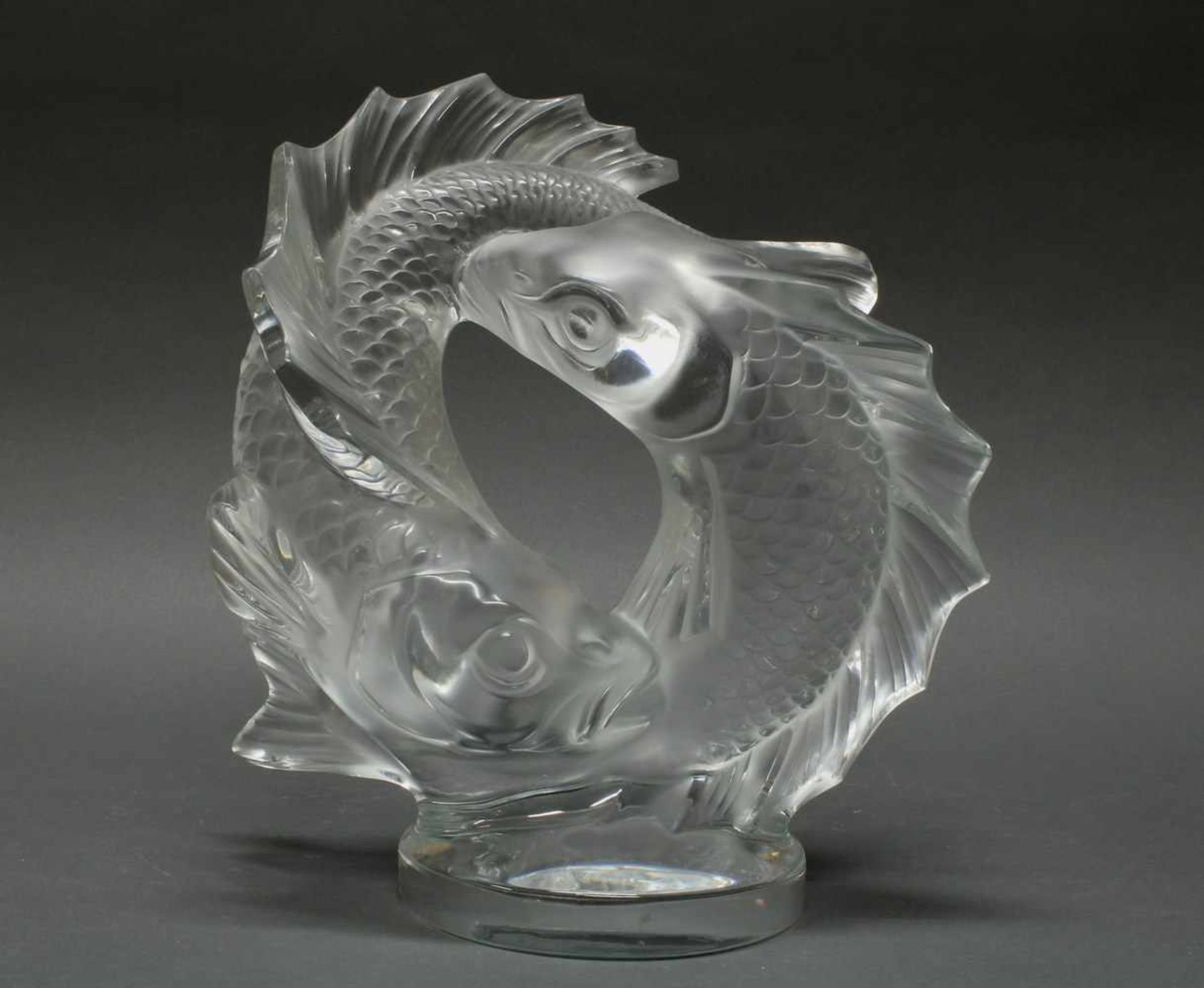 Glasfigur, "Deux Poissons", Lalique, farbloses Glas, teils mattiert, zwei Fische auf Sockel, - Image 2 of 2