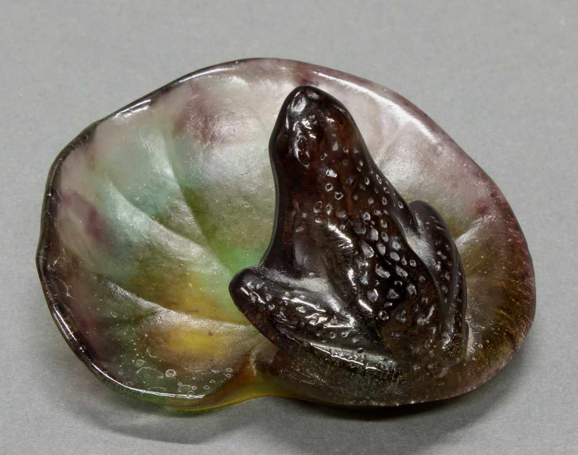 Glasfigur, "Frosch auf Seerosenblatt", Daum, Pâte de verre in violetten, grünen und gelblichen - Image 3 of 8