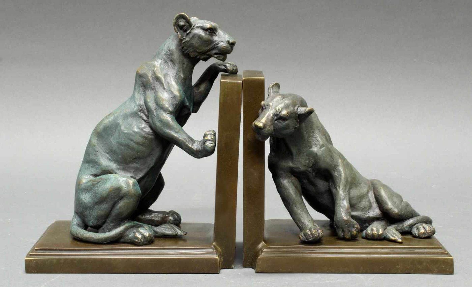 Paar Buchstützen, "Löwinnen", Bronze, neuzeitlicher Guss, 18 cm bzw. 21 cm hoch- - -25.00 % buyer' - Image 2 of 2