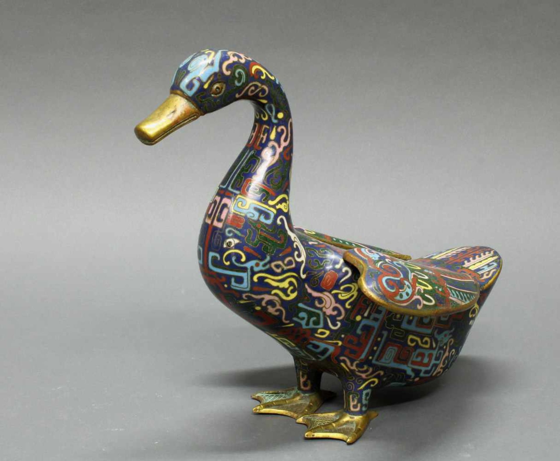 Figur, "Ente", China, um 1900, Cloisonné, mit archaistischen Ornamenten auf dunkelblauem Grund, - Bild 2 aus 2