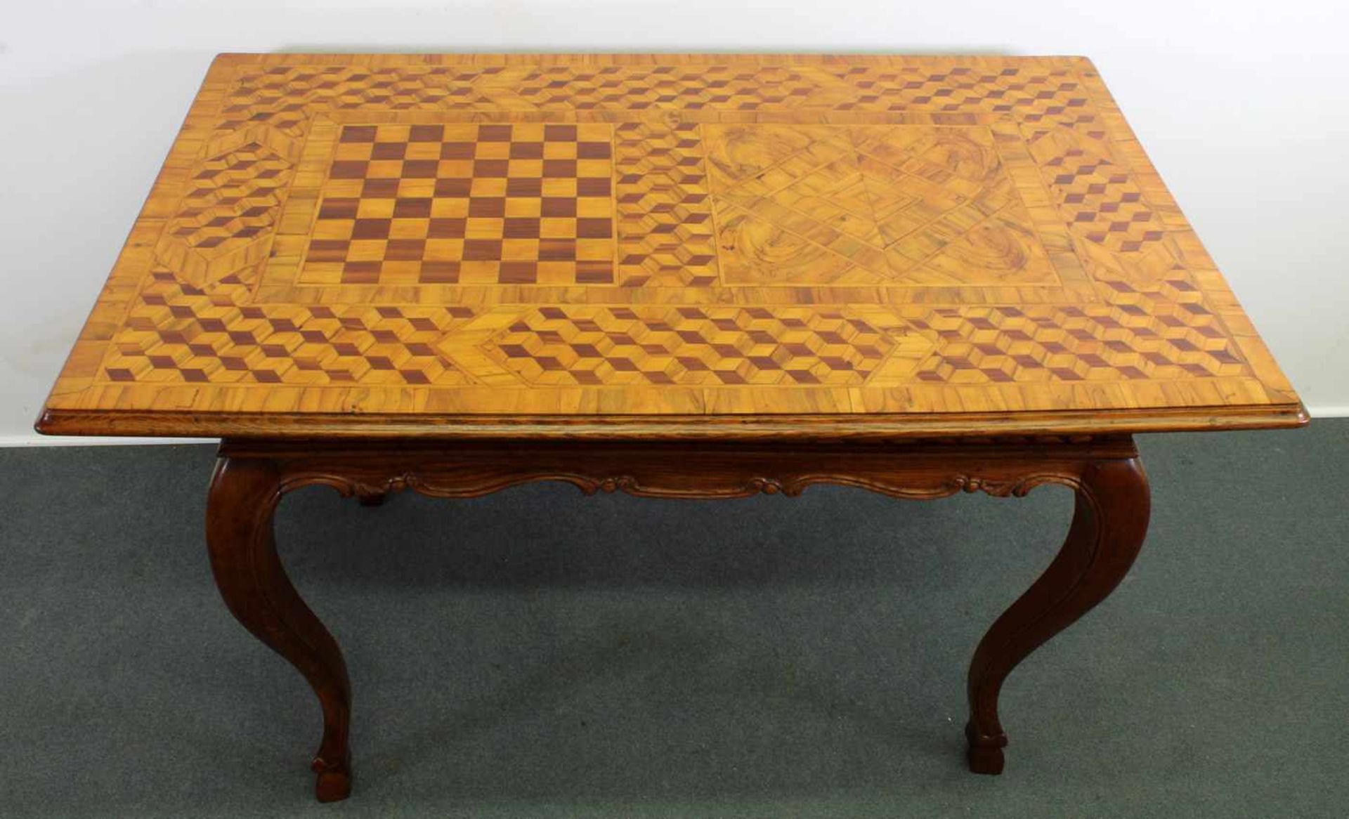 Spieltisch, 18. Jh., Eiche/Nussbaum/Mahagoni u.a., reiche Intarsien, u.a. mit Schachspiel und - Image 3 of 8